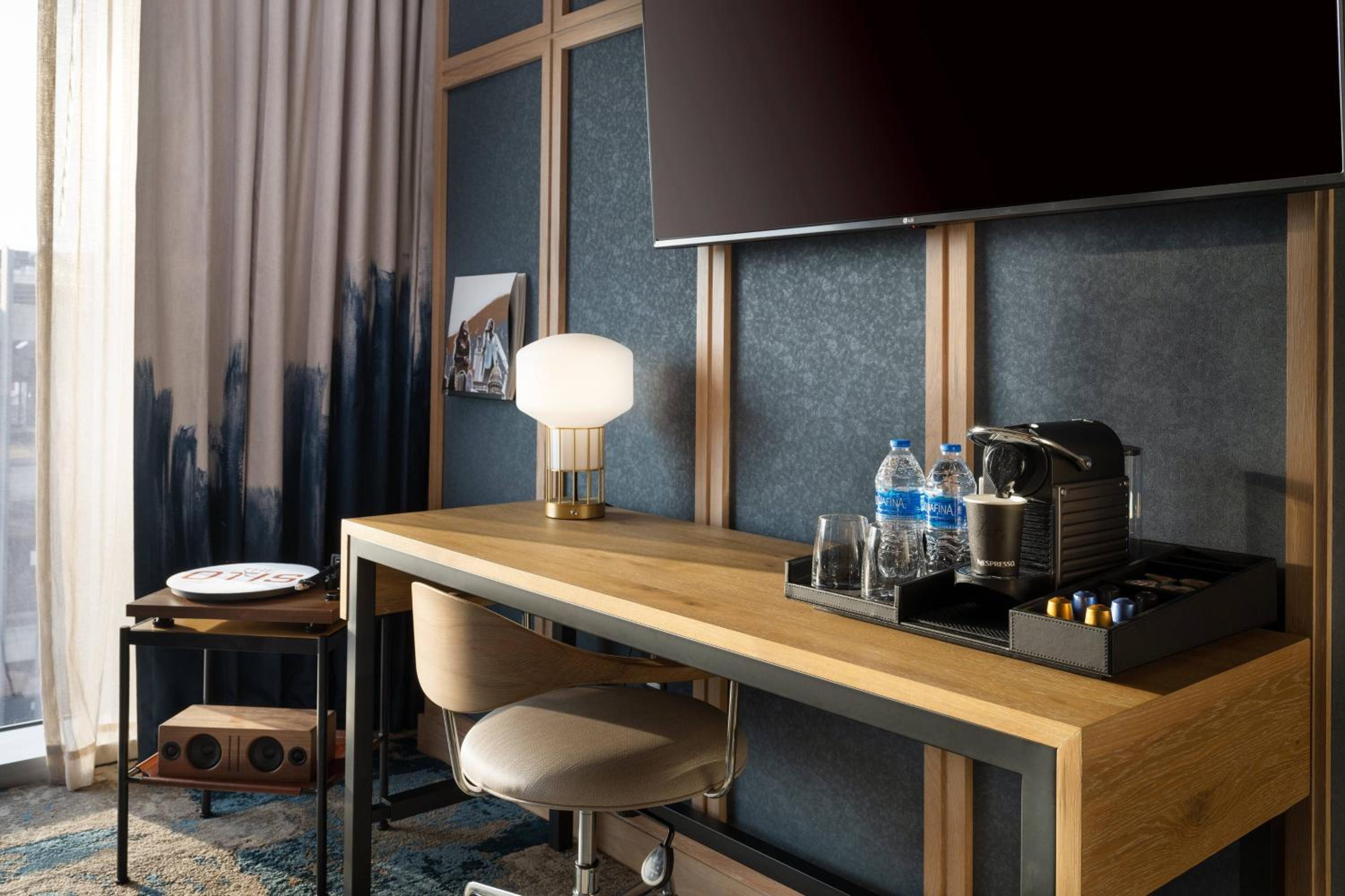 Guest room, 1 King, City view - Photo 5