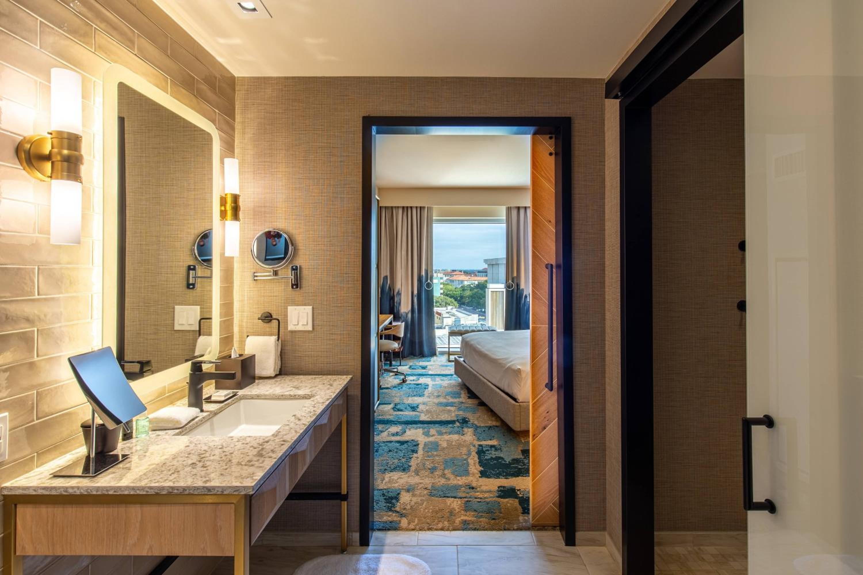 Guest Room, 1 King - Photo 8