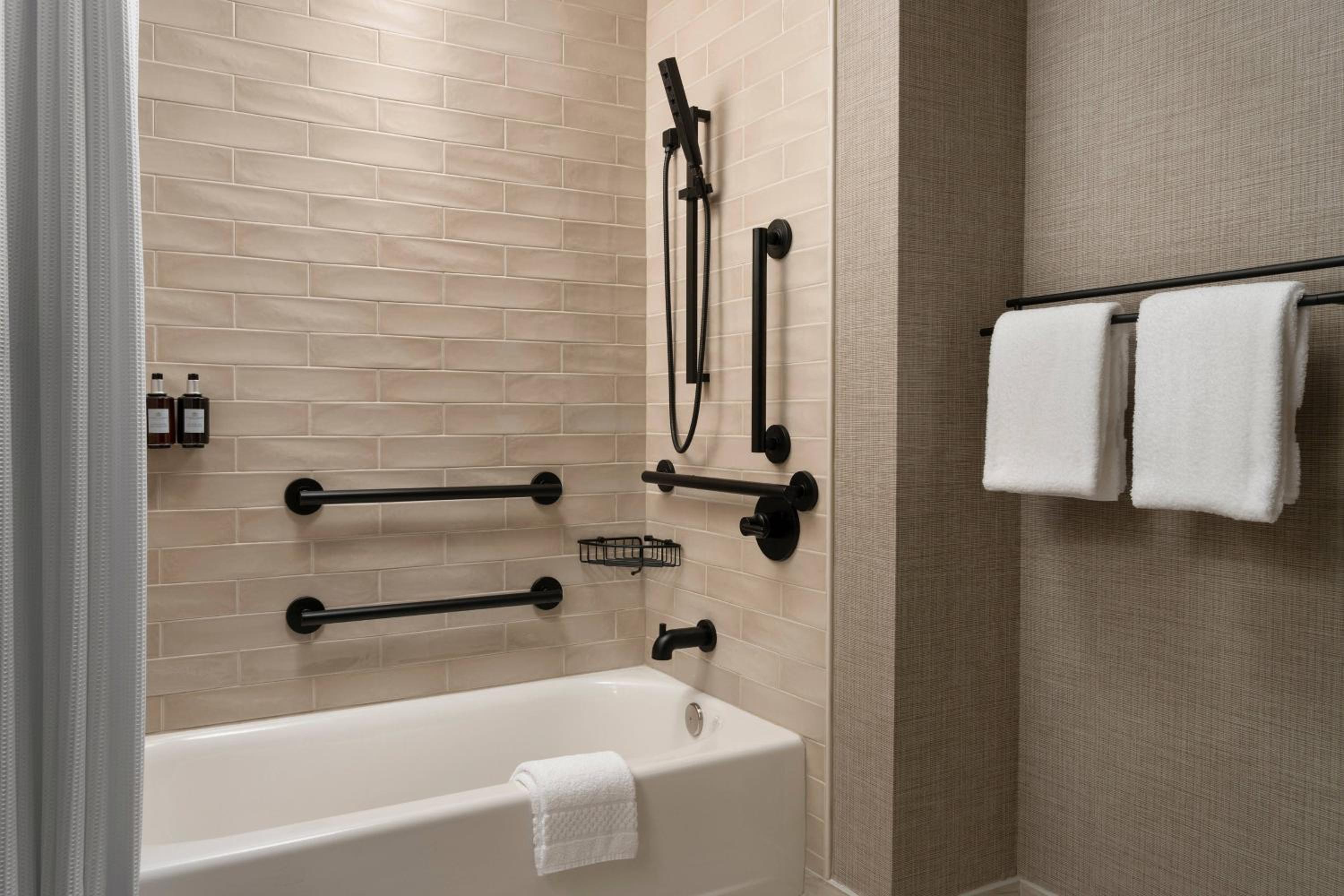 Queen Room with Campus View - Mobility Accessible with Tub - Photo 4