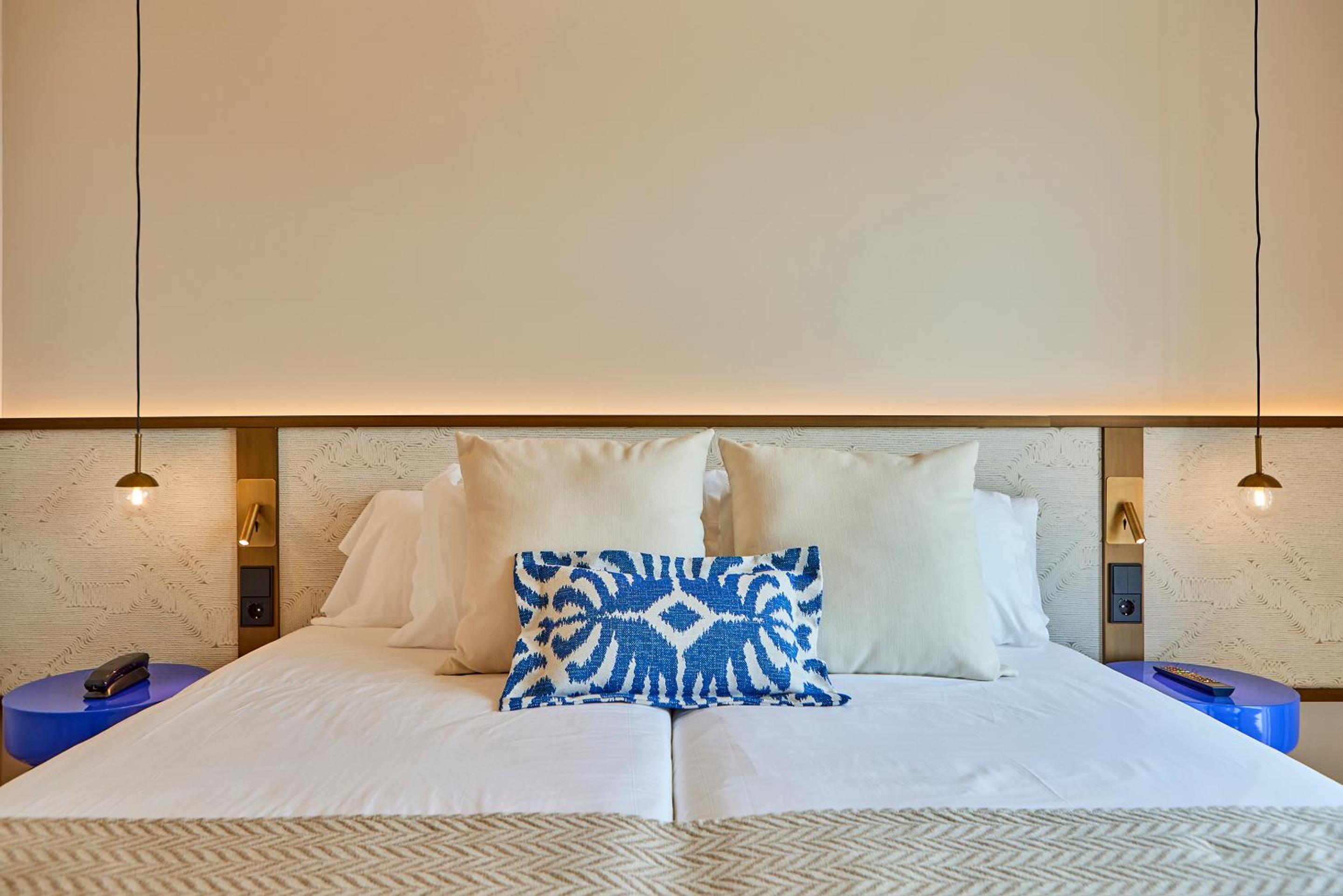 Suite with Sea View (2 Adults + 1 Child) thumbnail 6