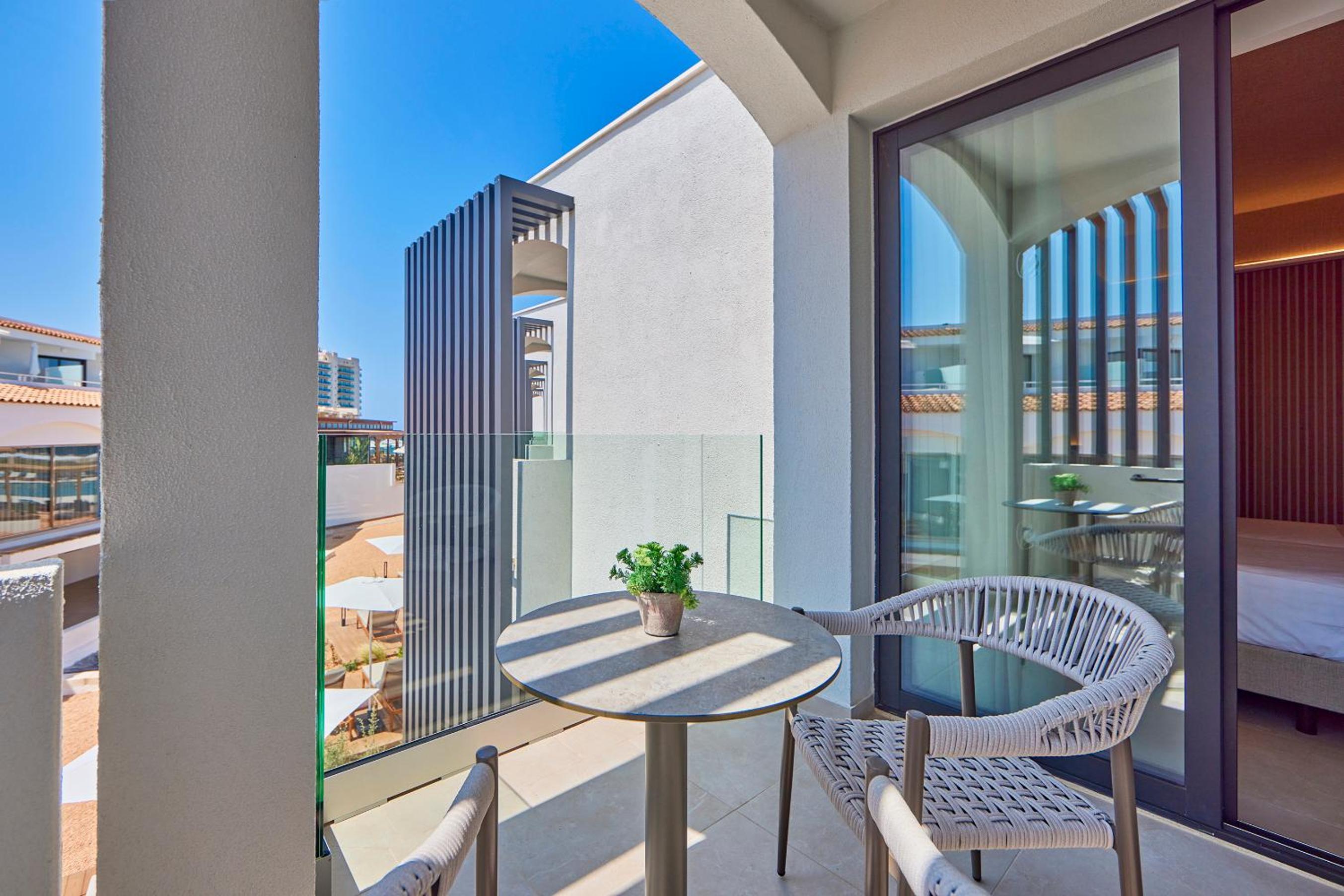 Family Suite (2 Adults + 2 Children)