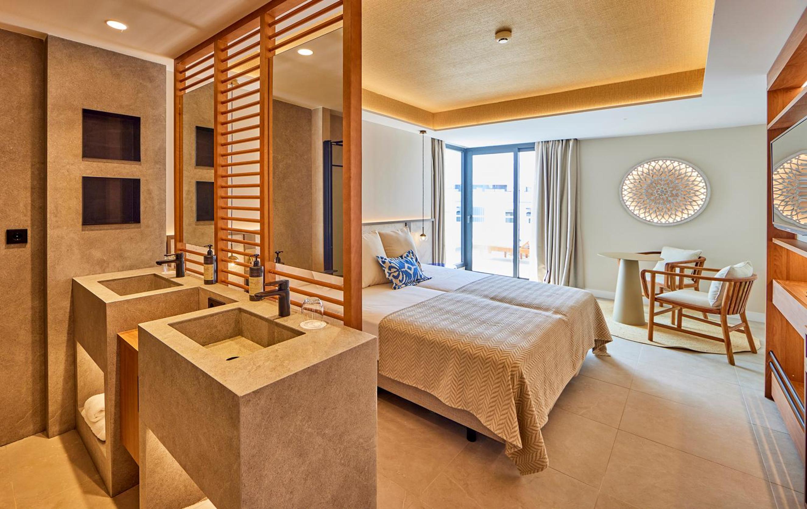 Junior Suite with Side Sea View