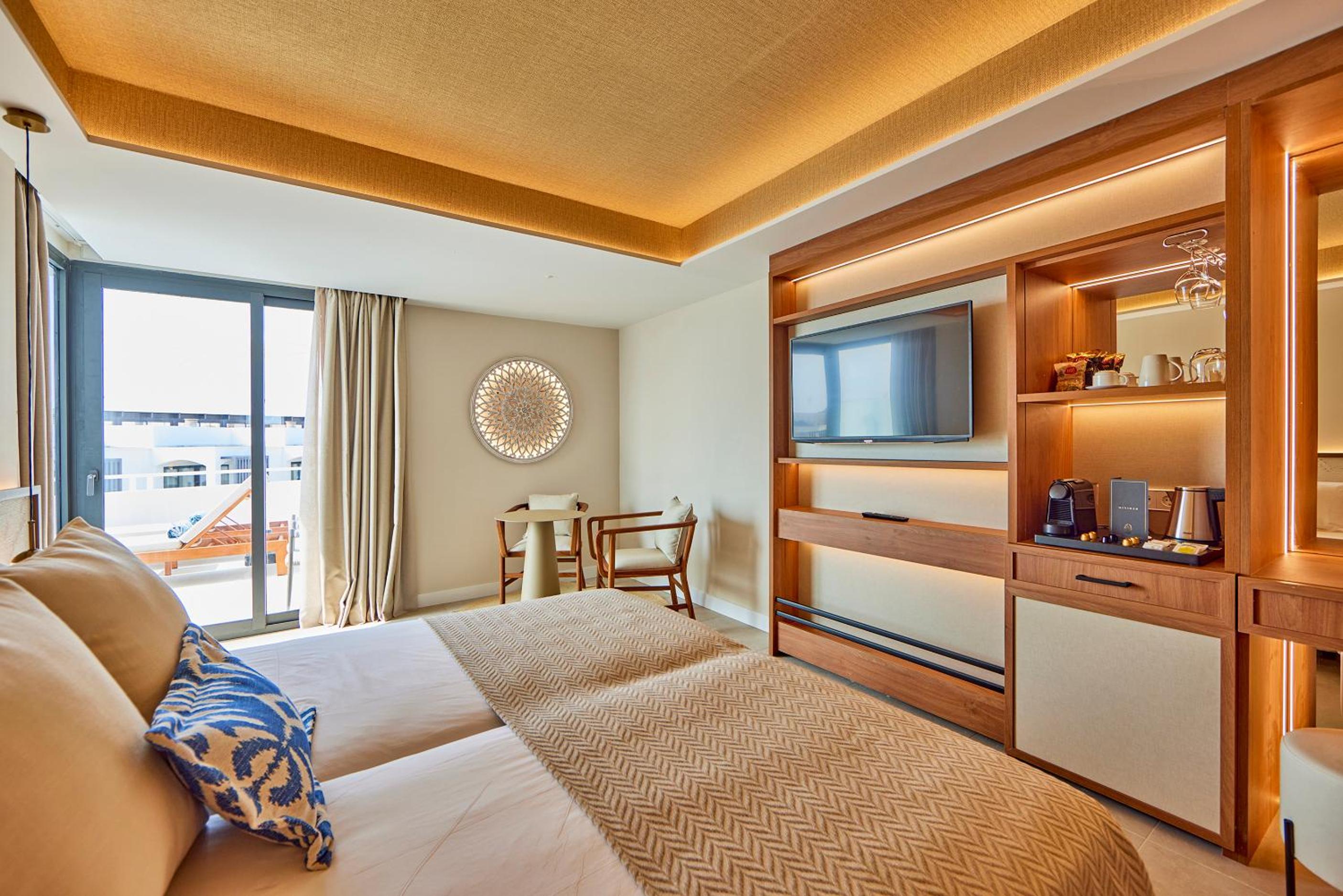 Junior Suite with Side Sea View