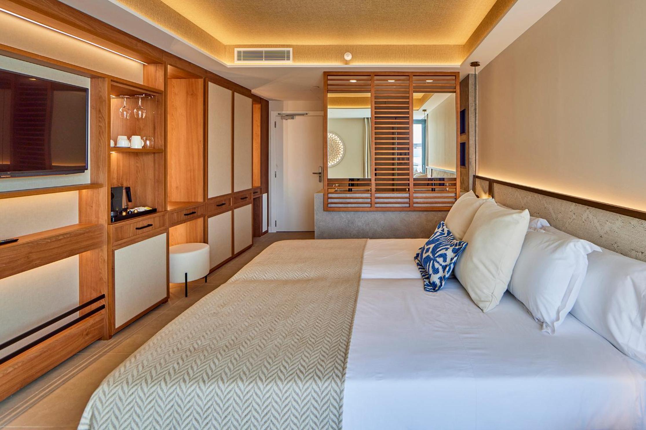 Junior Suite with Side Sea View