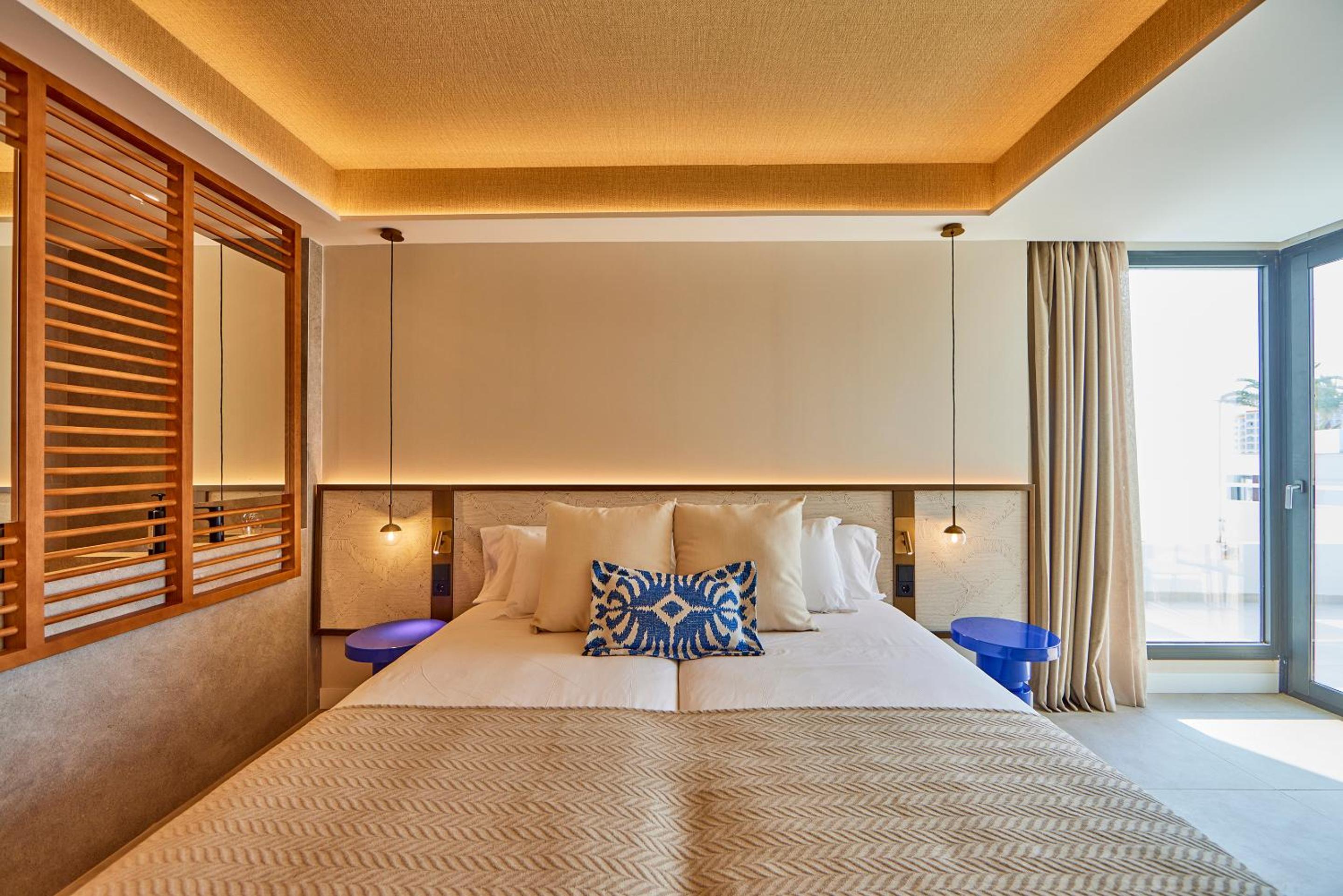 Junior Suite with Side Sea View