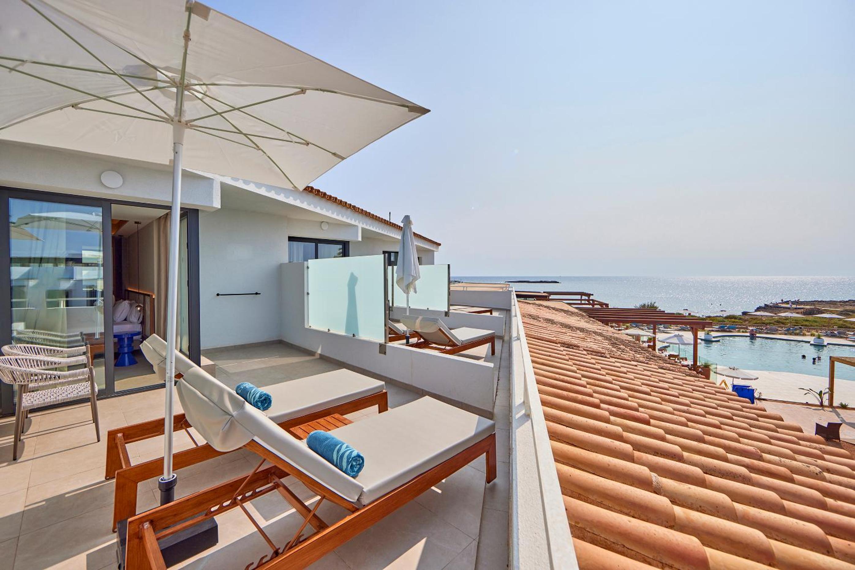 Junior Suite with Side Sea View (2 Adults + 1 Child) thumbnail 6