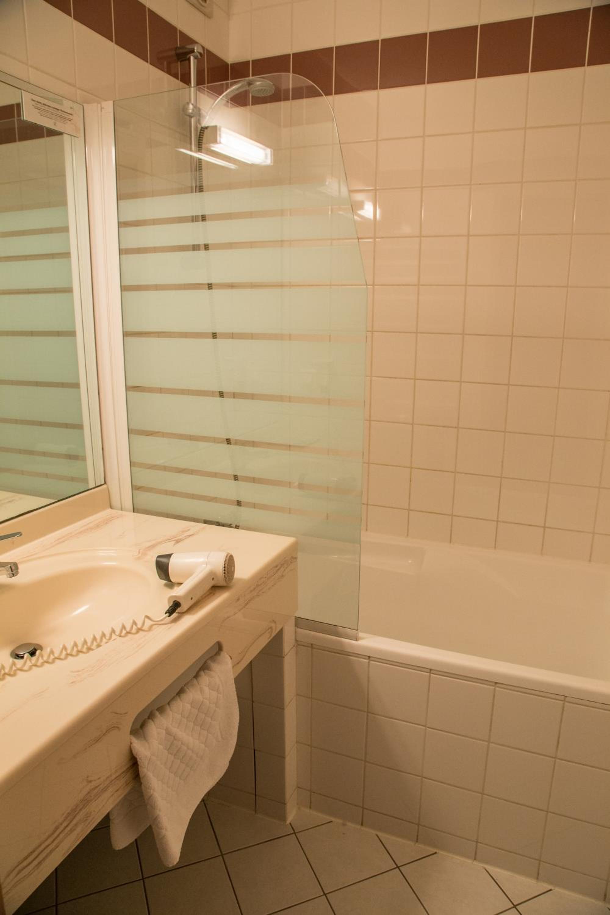 Standard Double Room - Photo 13