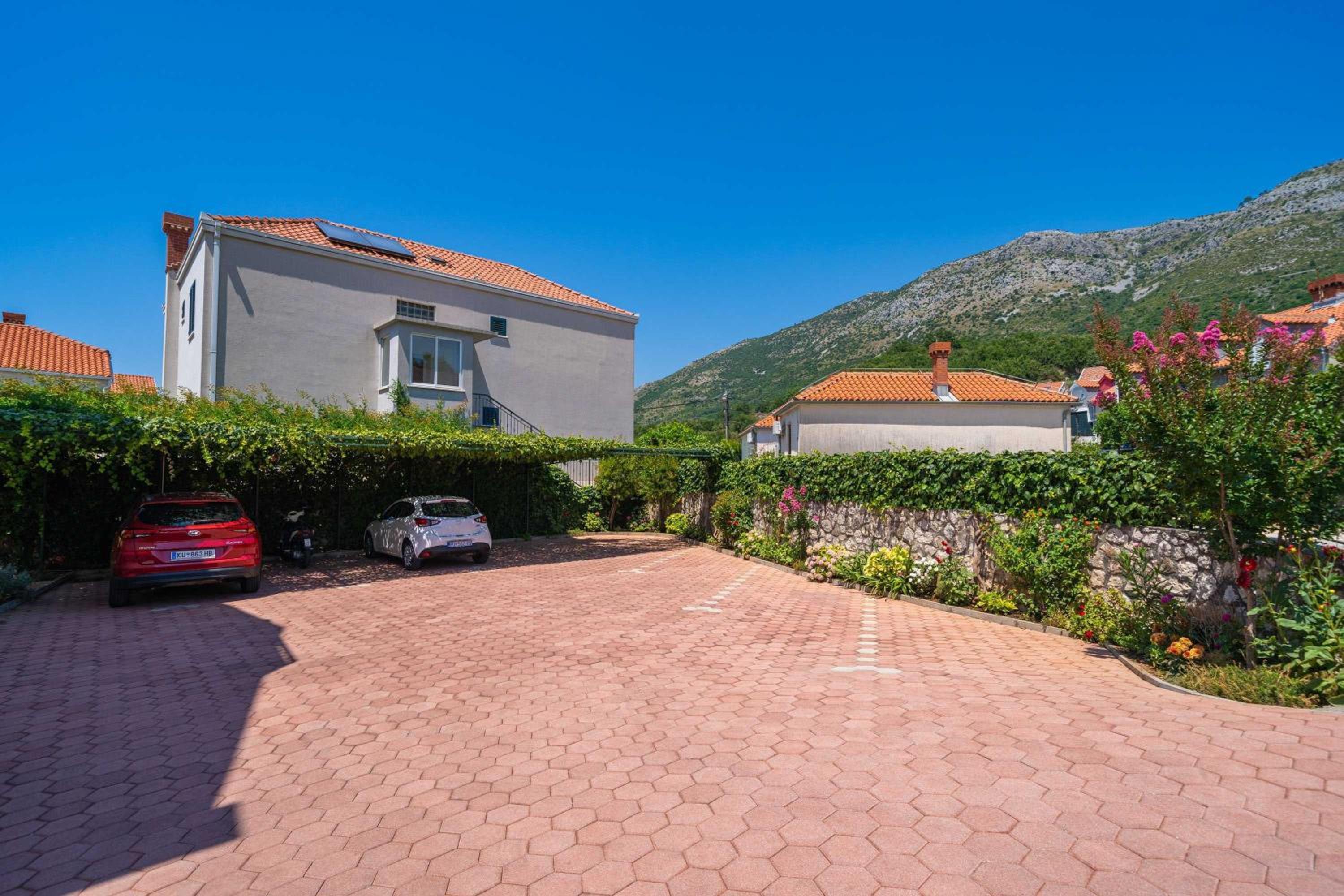 Standard One Bedroom Apartment with Balcony - Photo 4