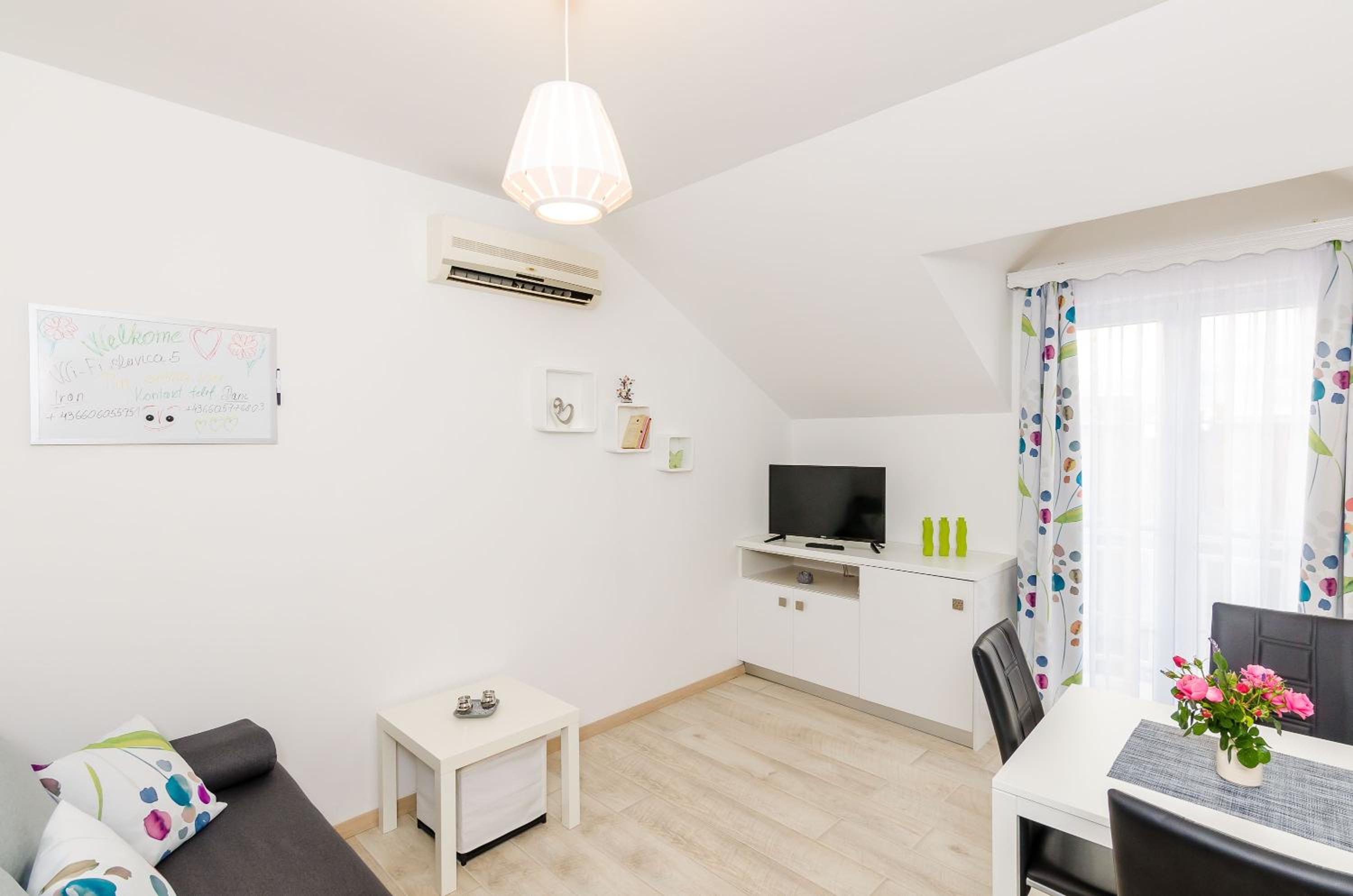 Standard One Bedroom Apartment with Balcony - Photo 3