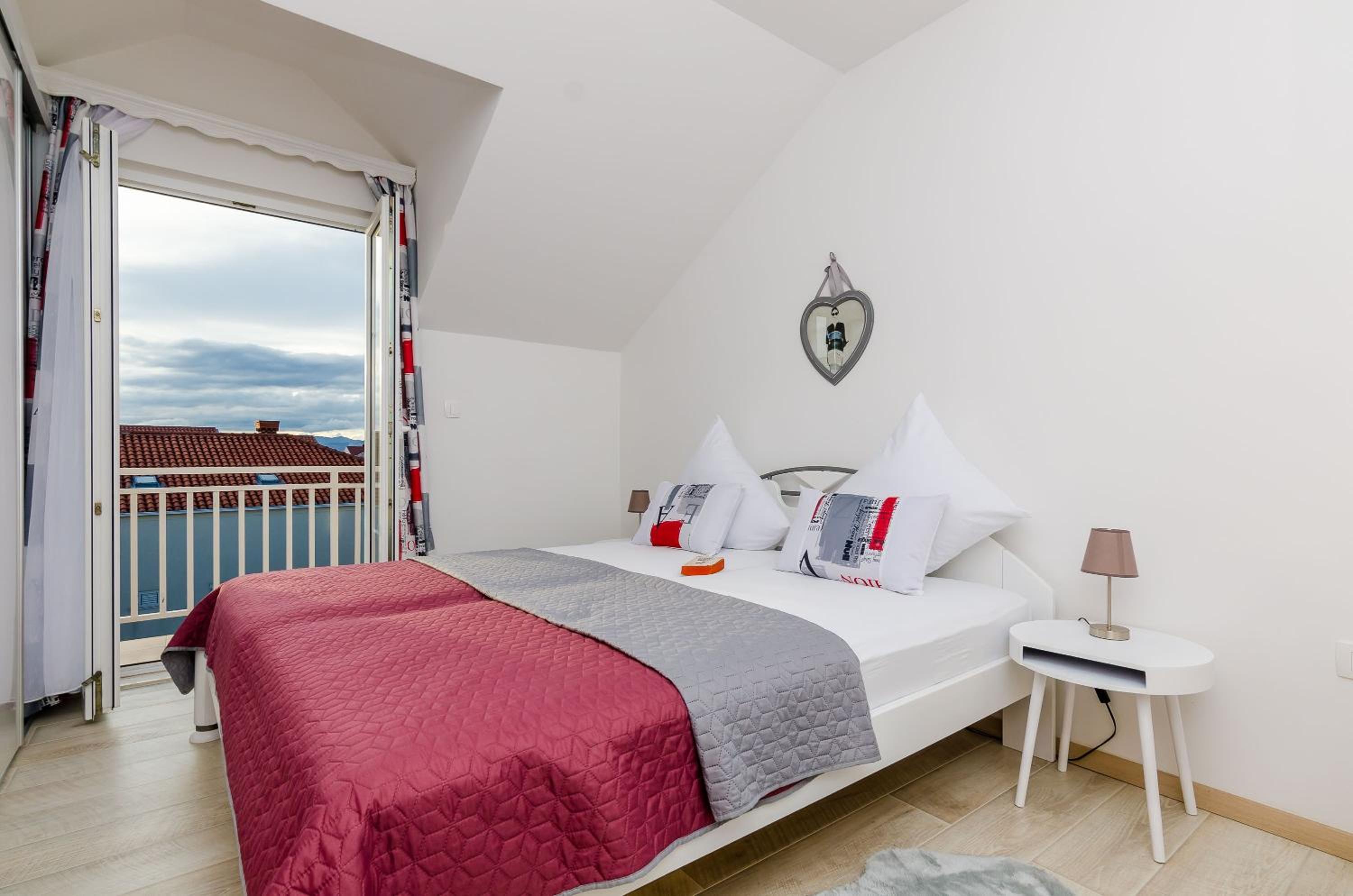 Standard One Bedroom Apartment with Balcony - Photo 2