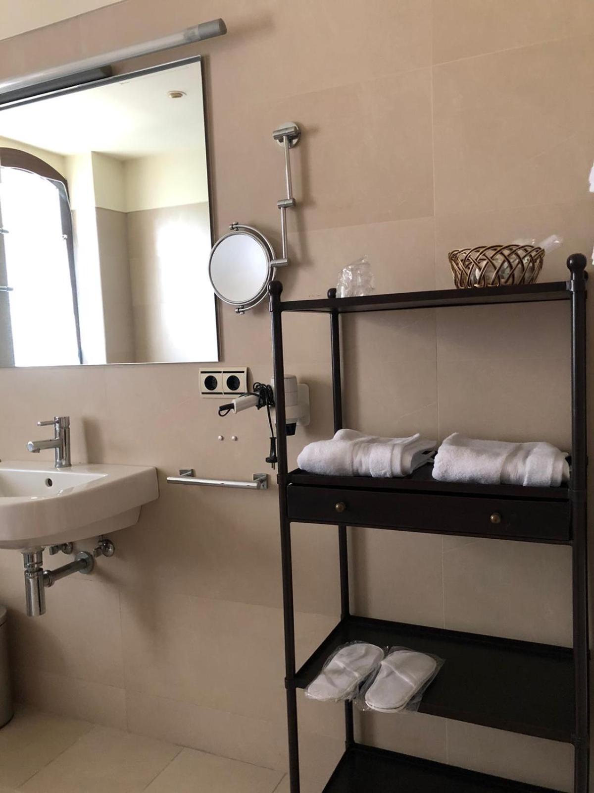 Deluxe King Room photo 3