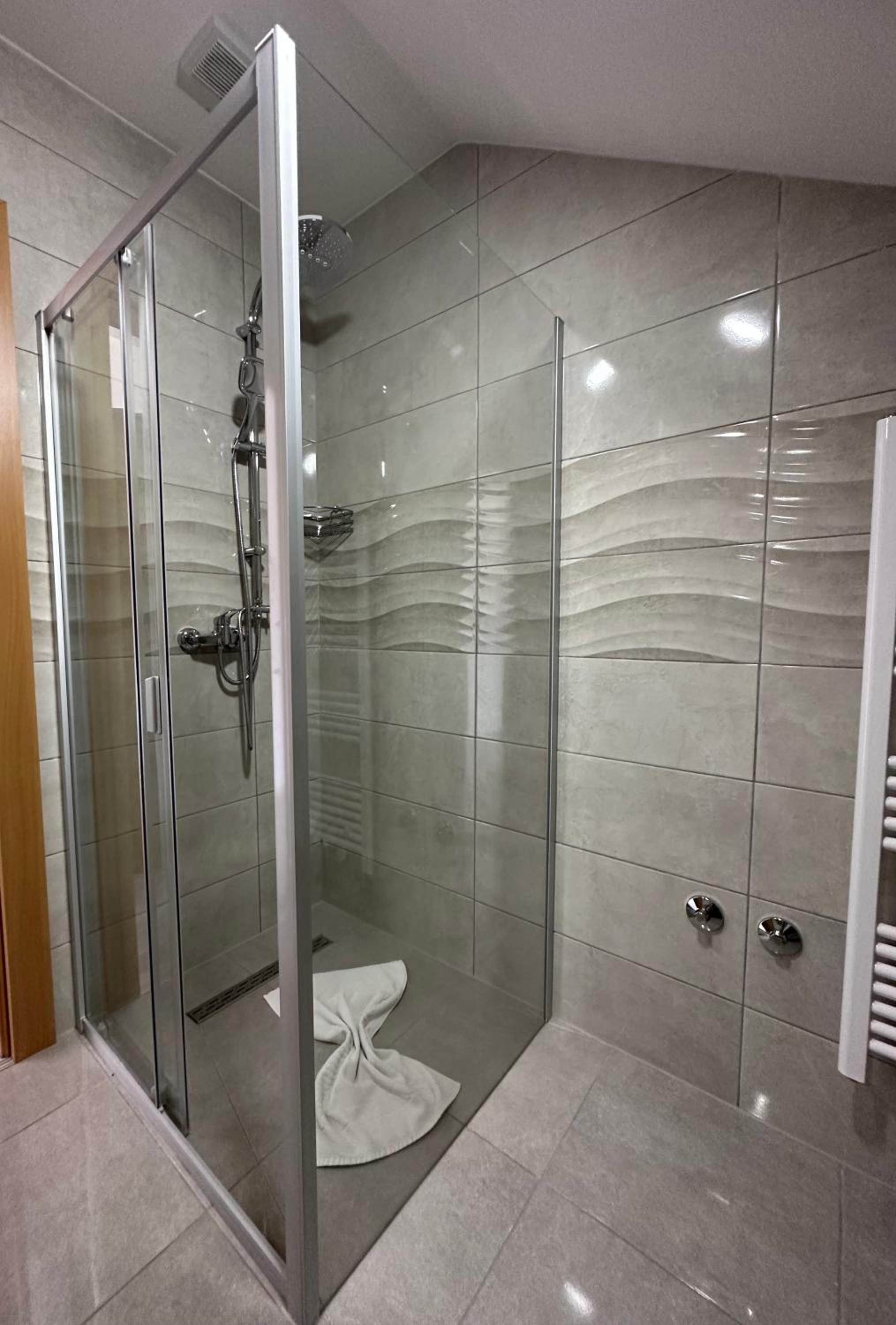 Double Room with Balcony - Photo 11