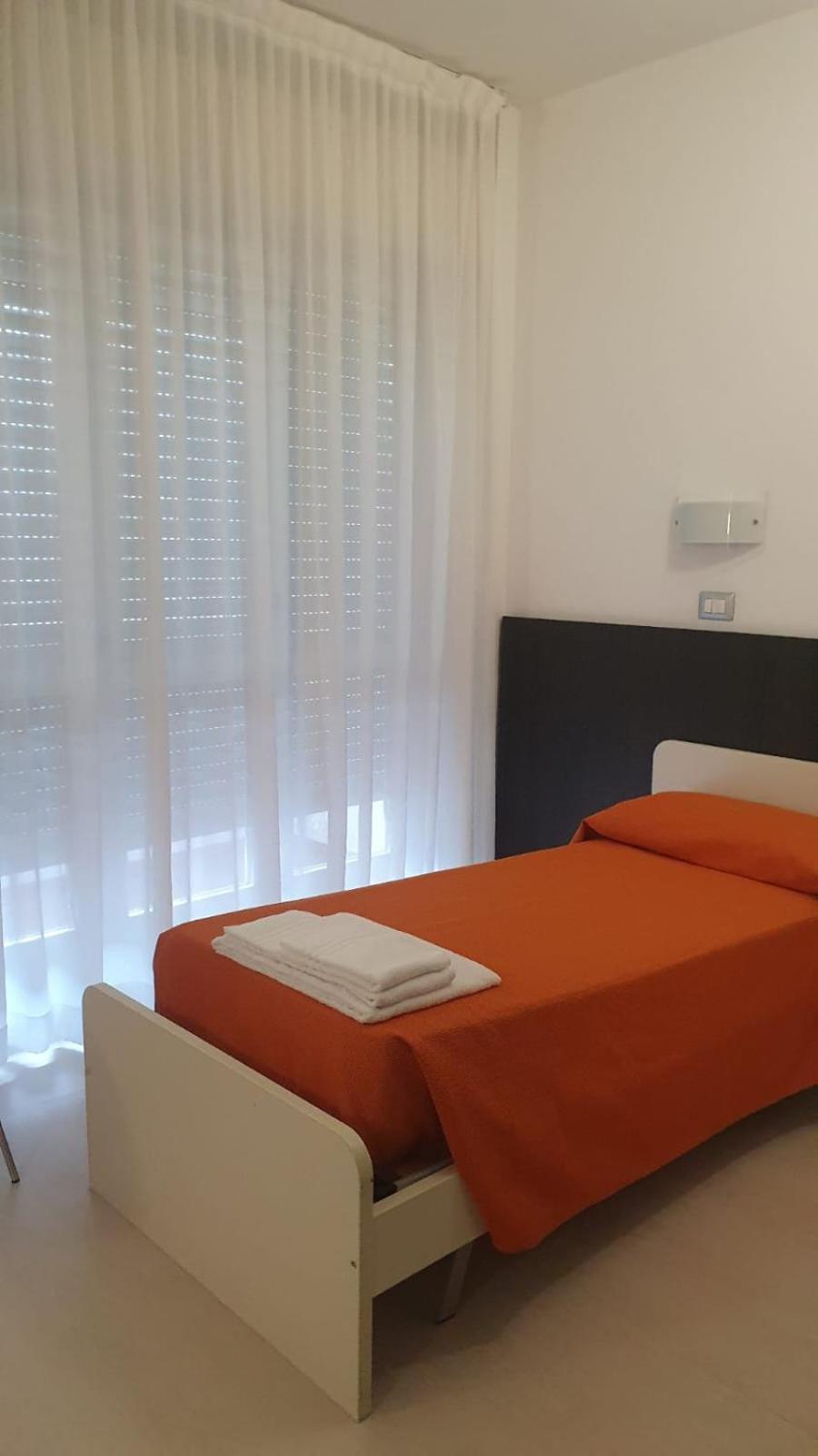 Twin Room - Disability Access - Photo 2