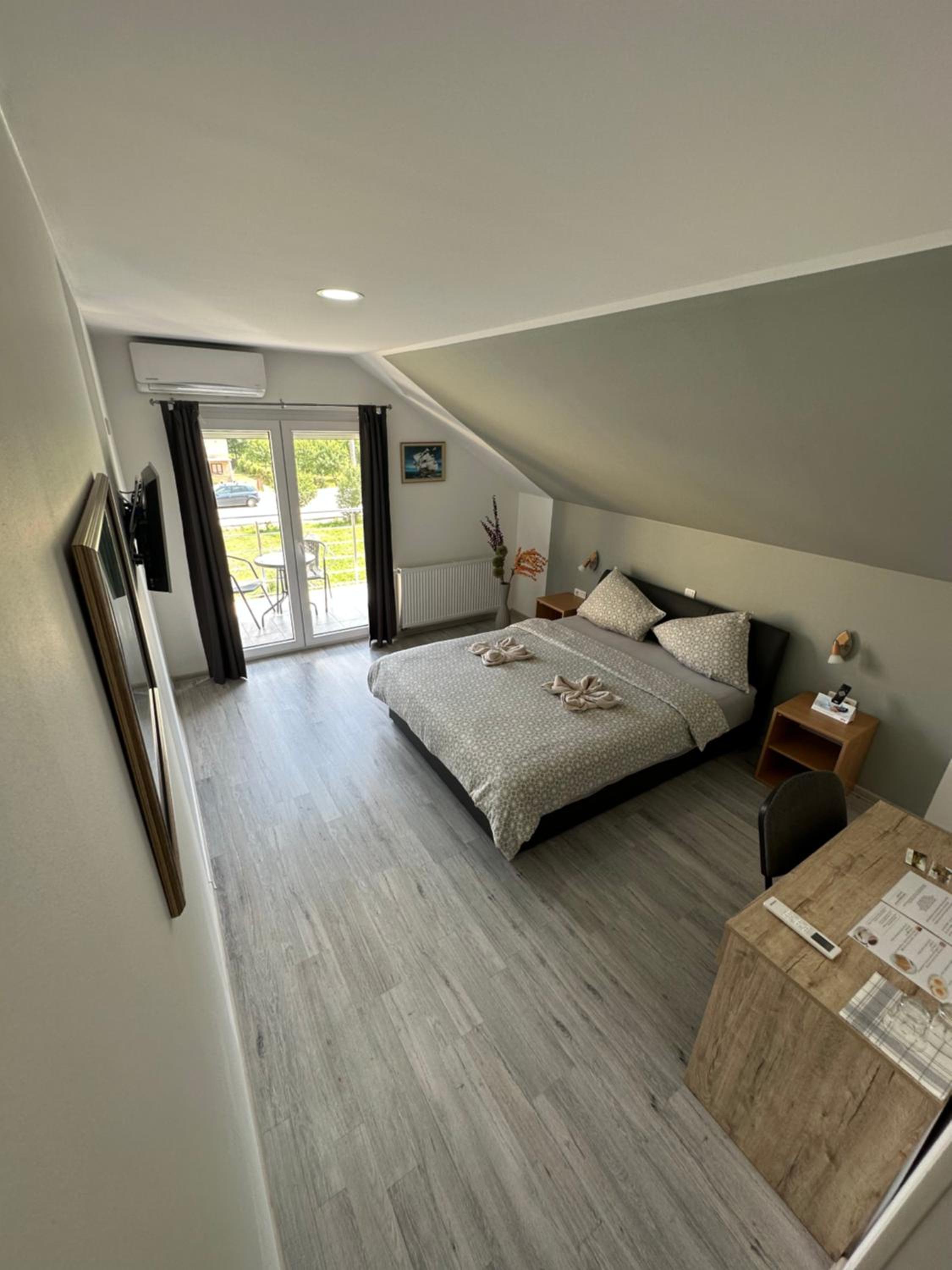 Double Room with Balcony - Photo 8