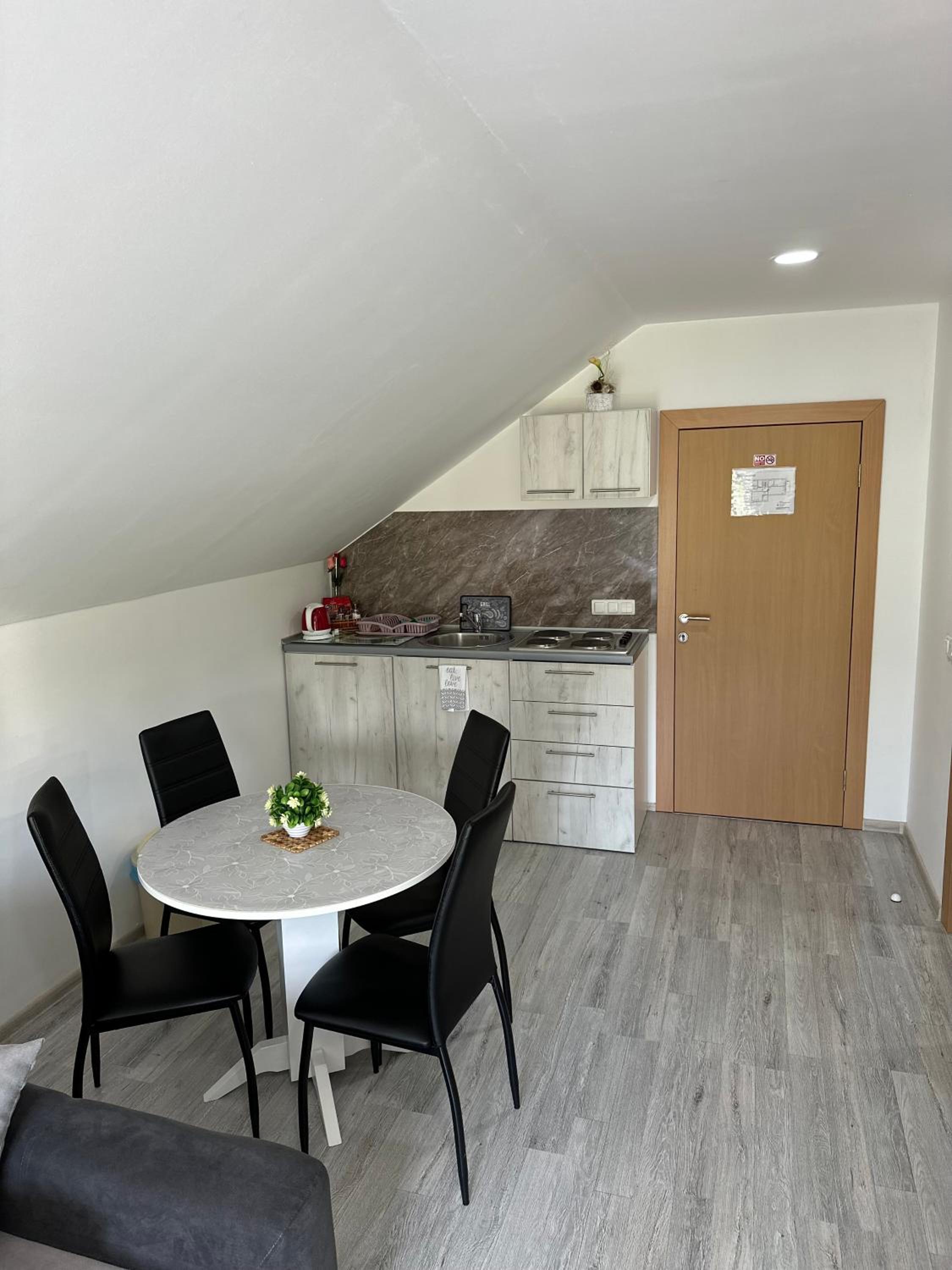 Apartment with Balcony - Photo 4