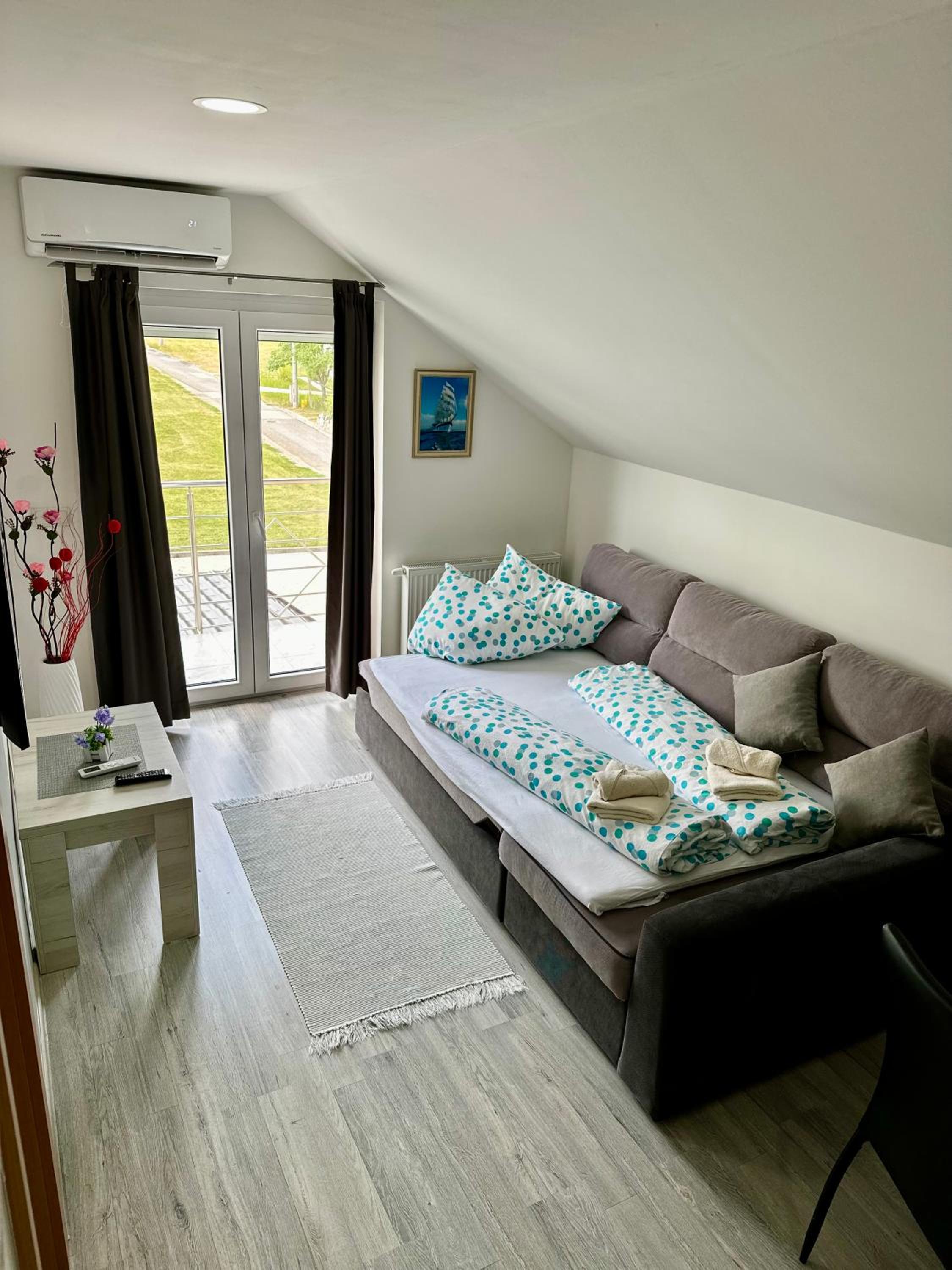 Apartment with Balcony - Photo 3