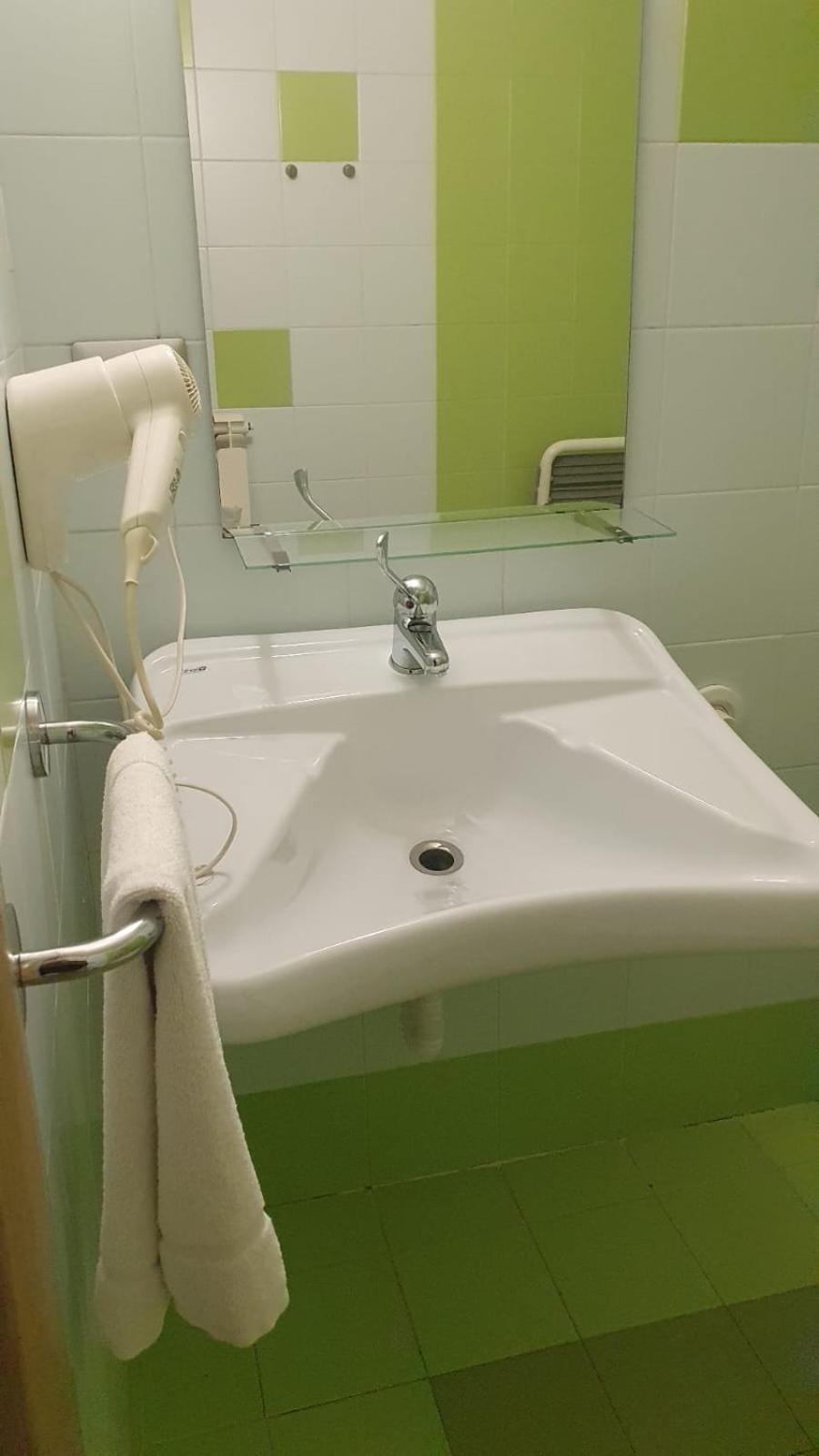 Twin Room - Disability Access - Photo 6