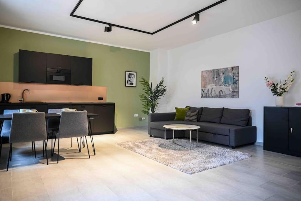 One-Bedroom Apartment photo 1