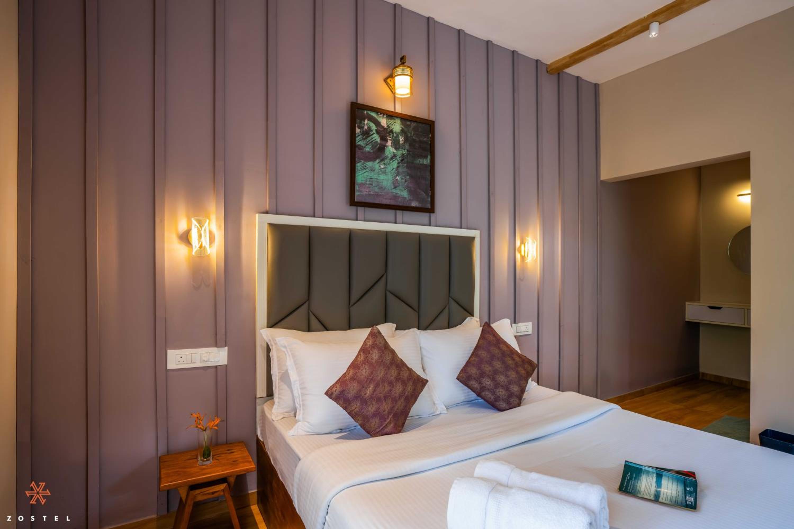 Deluxe Room (with Balcony) - Photo 12