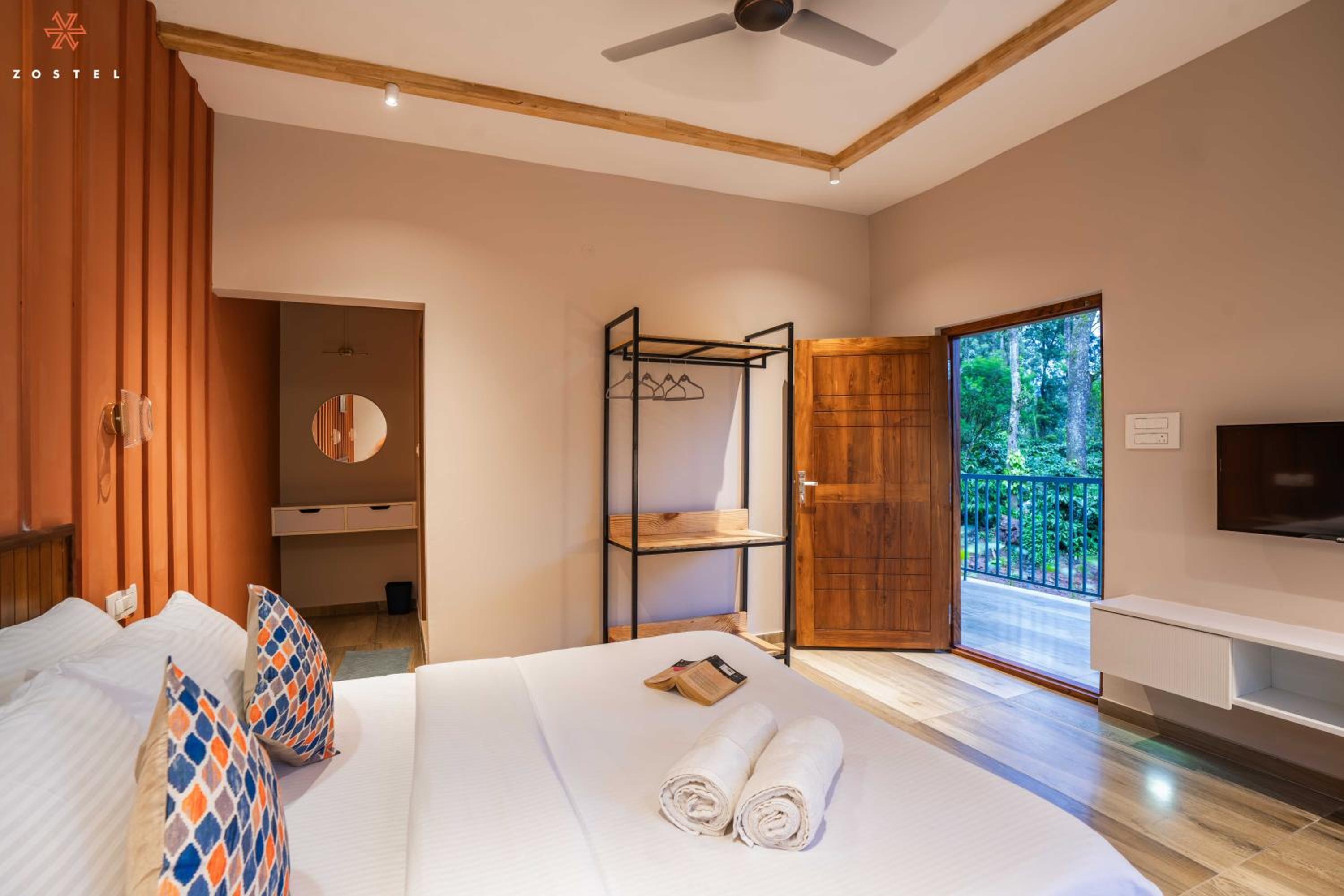 Deluxe Room (with Balcony) - Photo 4