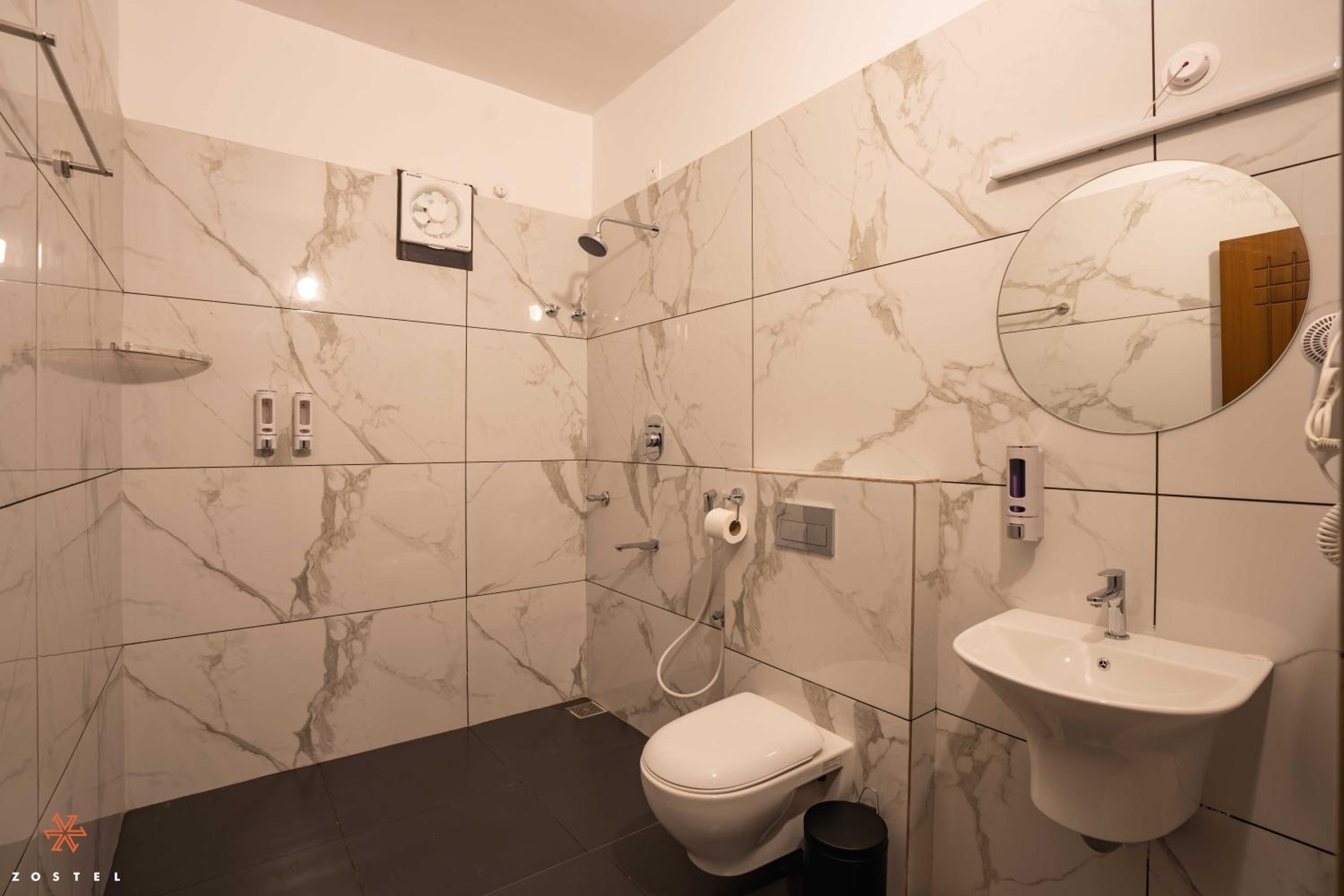 Deluxe Room (with Balcony) - Photo 6