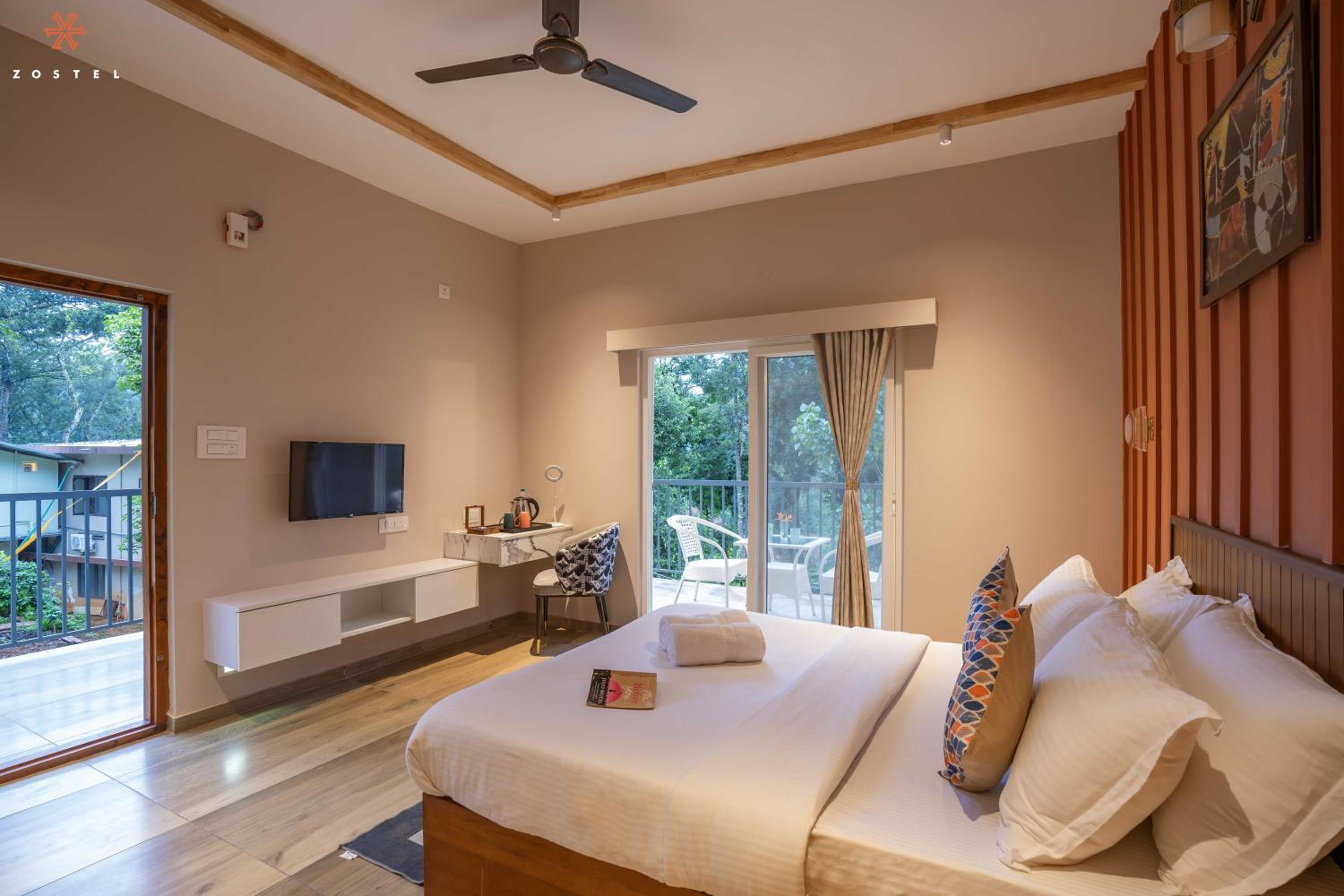 Deluxe Room (with Balcony) - Photo 3