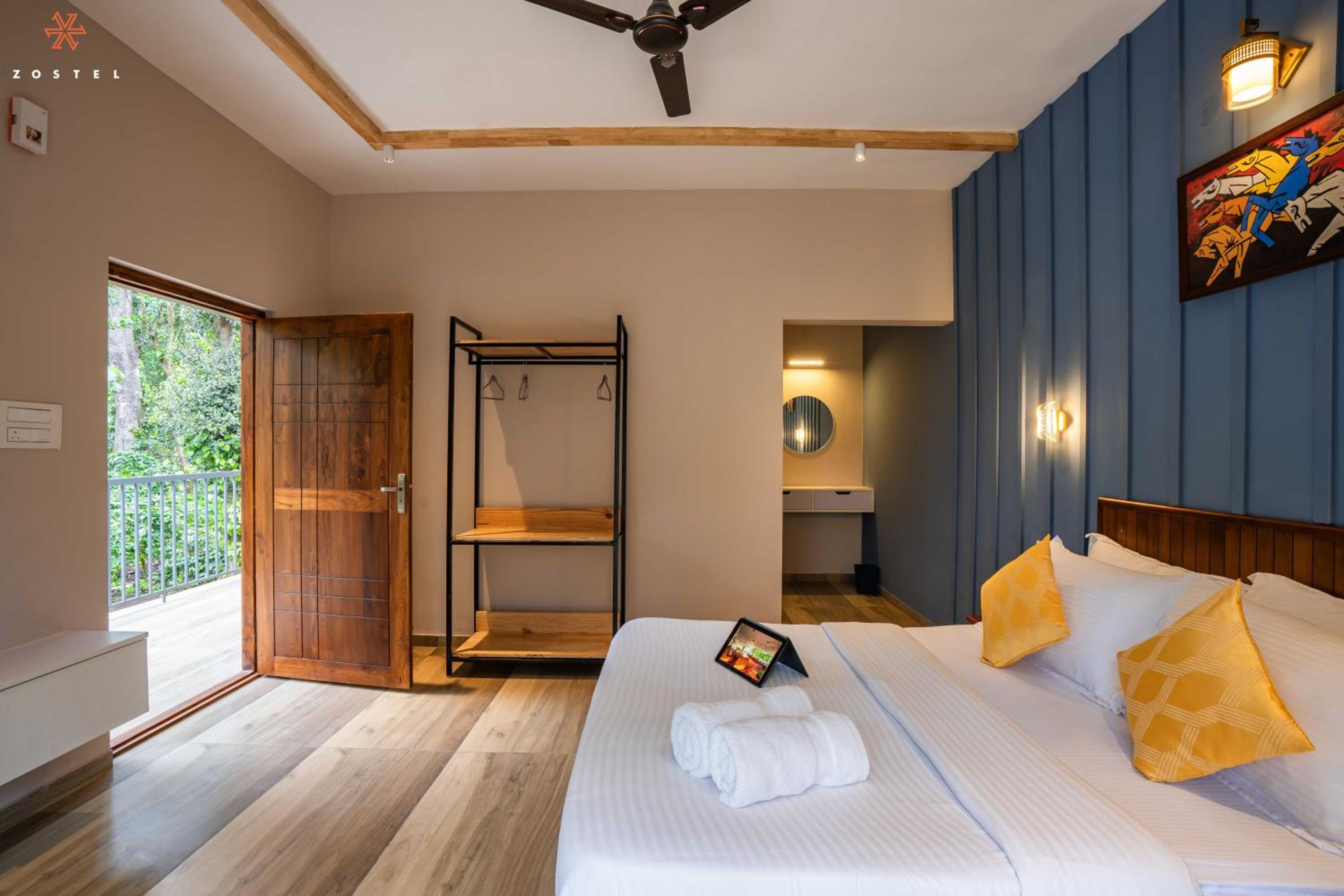 Deluxe Room (with Balcony) - Photo 2