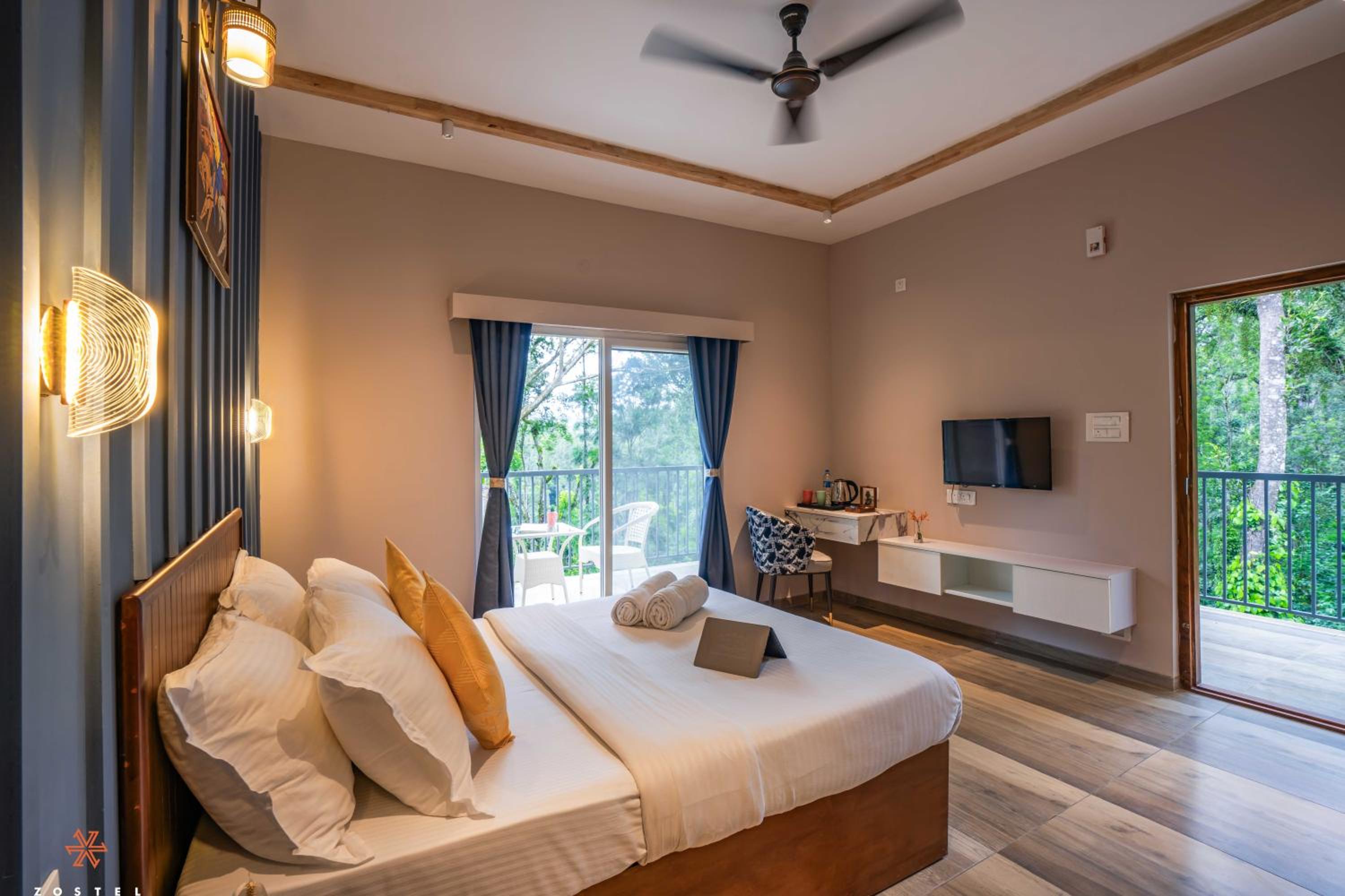 Deluxe Room (with Balcony) - Photo 10