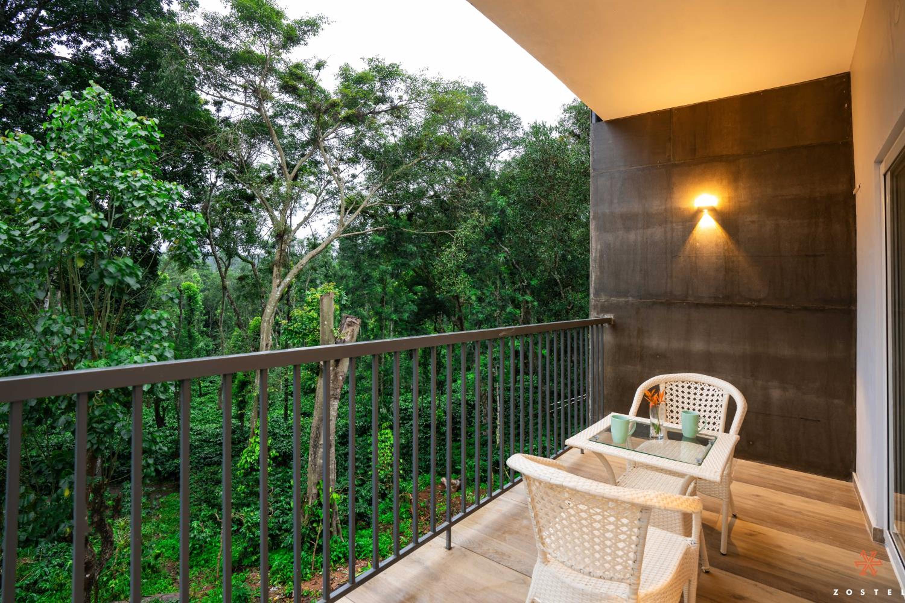 Deluxe Room (with Balcony) - Photo 5