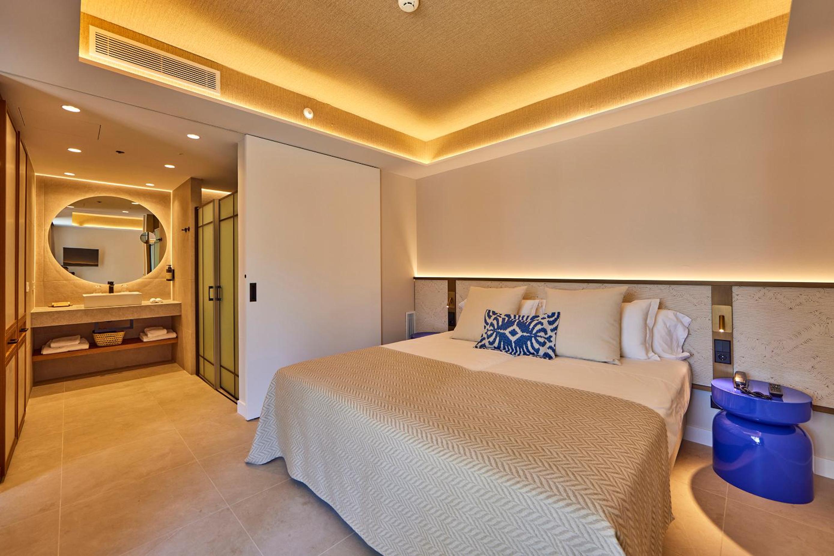 Family Suite (2 Adults + 2 Children)