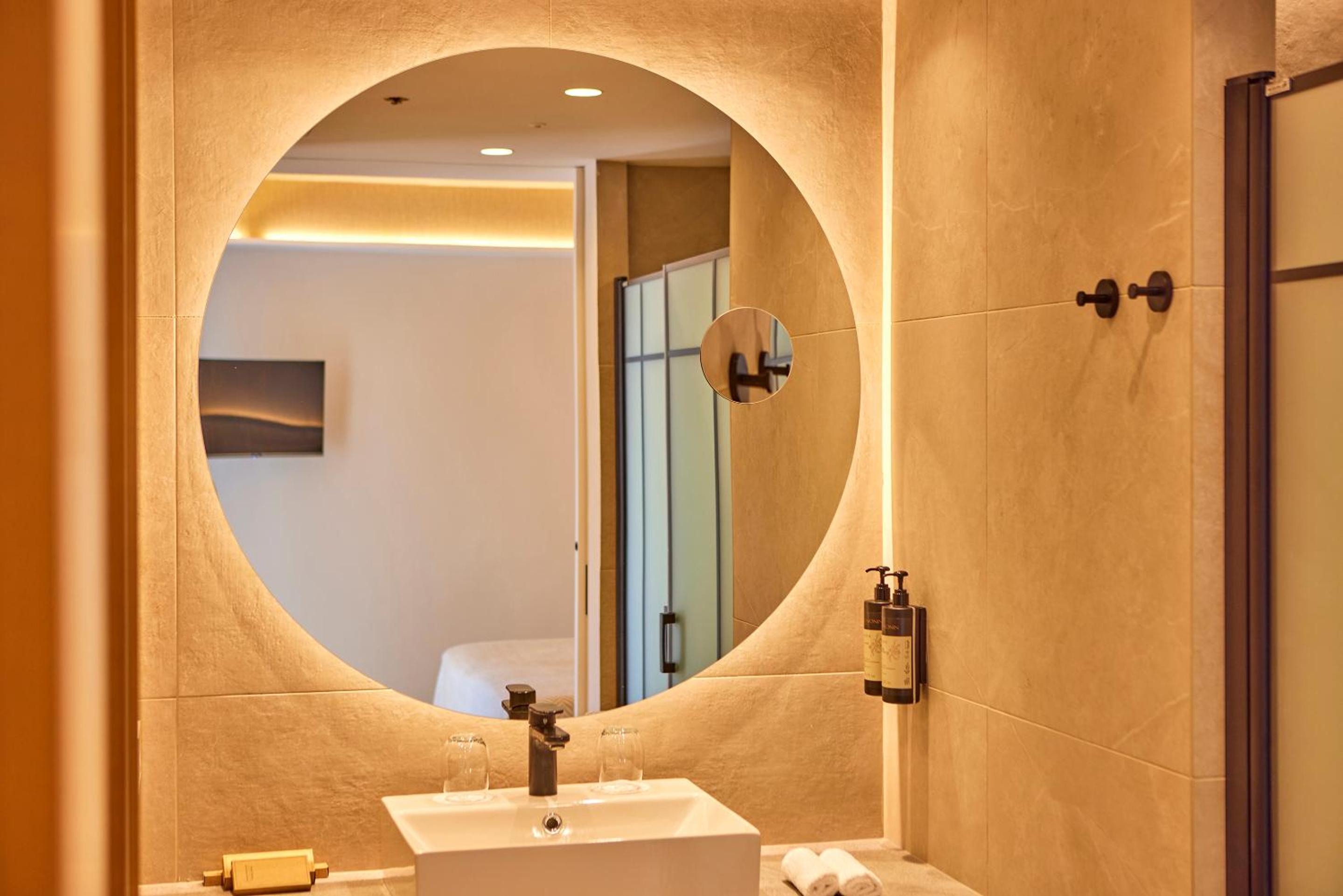 Family Suite (2 Adults + 2 Children)