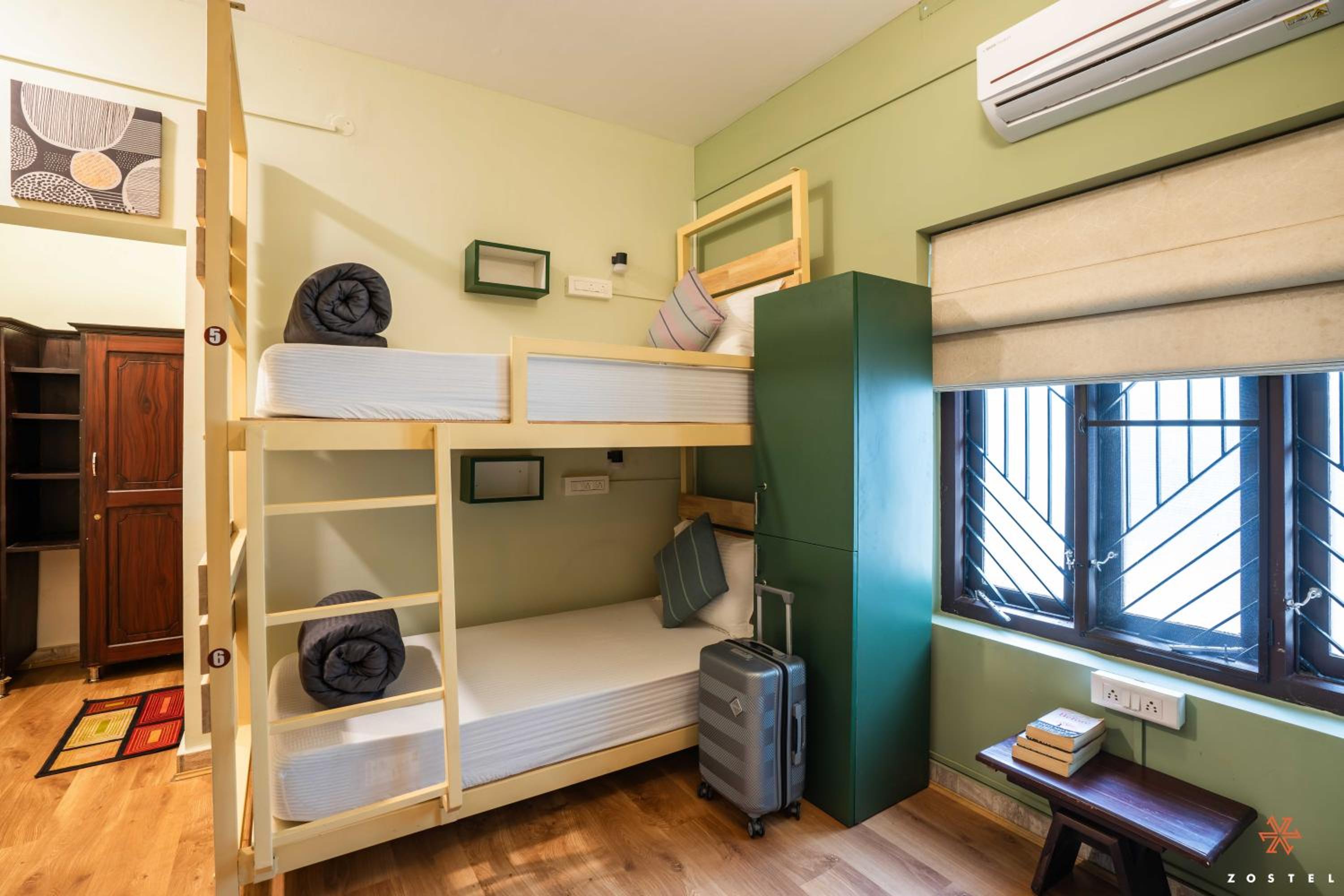 Bed in Superior 6-Bed Mixed Dormitory Room photo 1