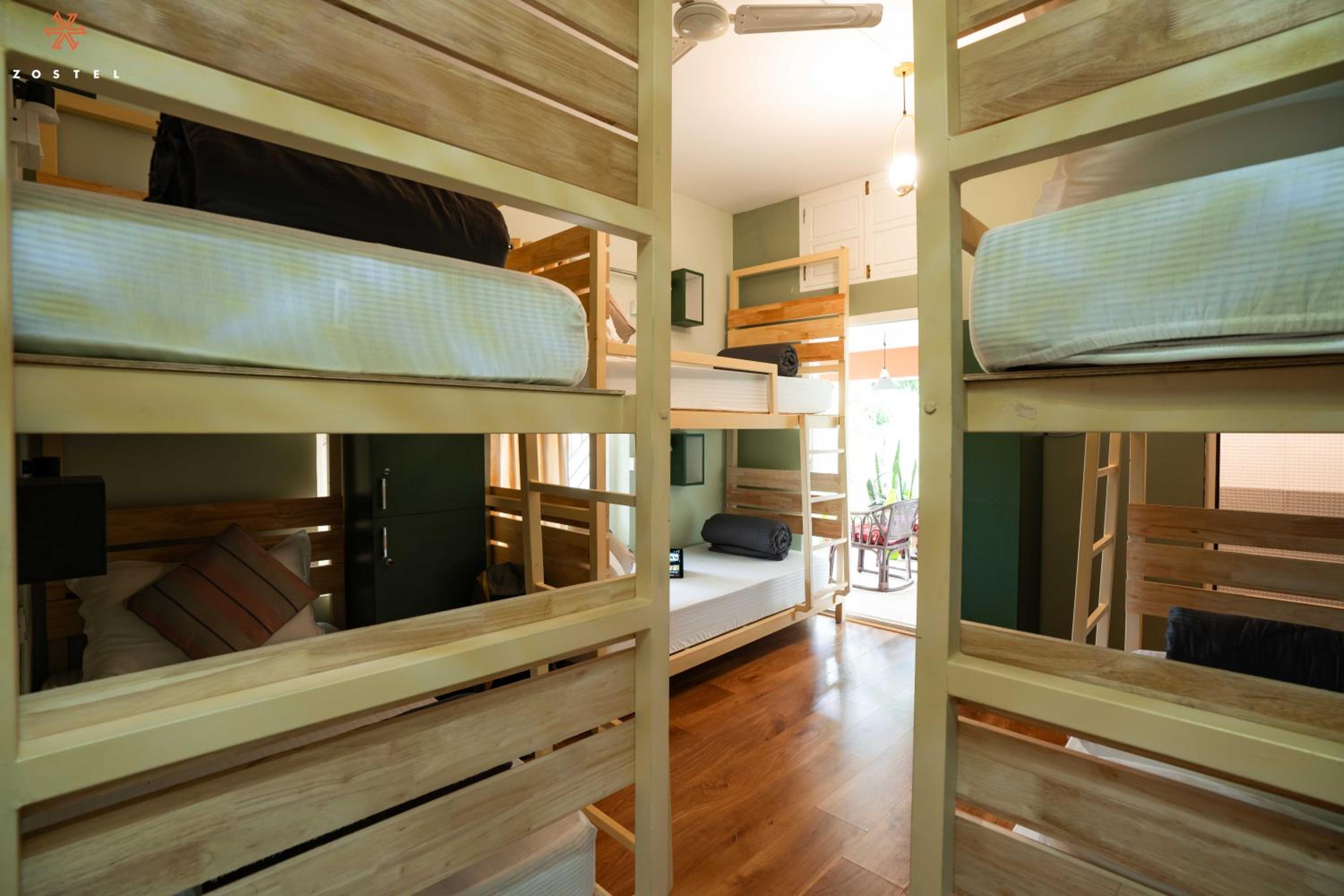 Bed in Deluxe 6-Bed Mixed Dormitory Room photo 3