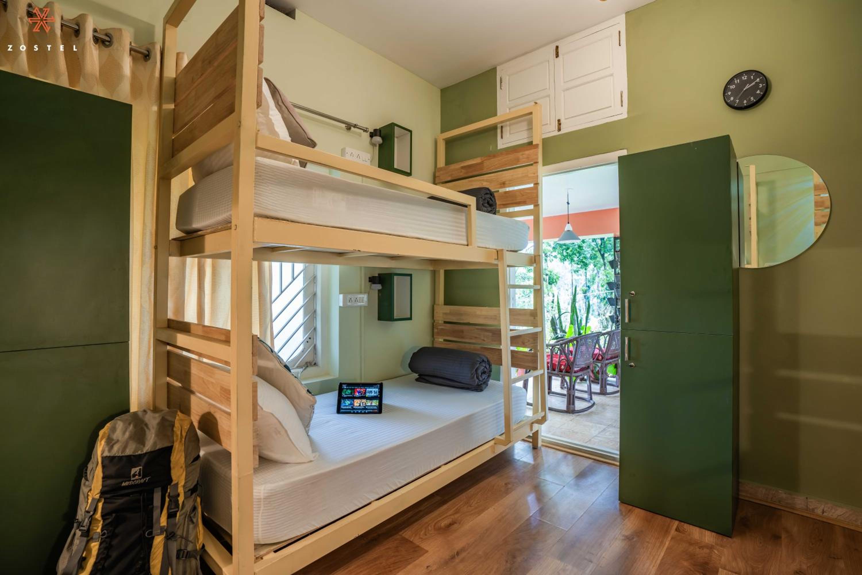 Bed in Deluxe 6-Bed Mixed Dormitory Room photo 1