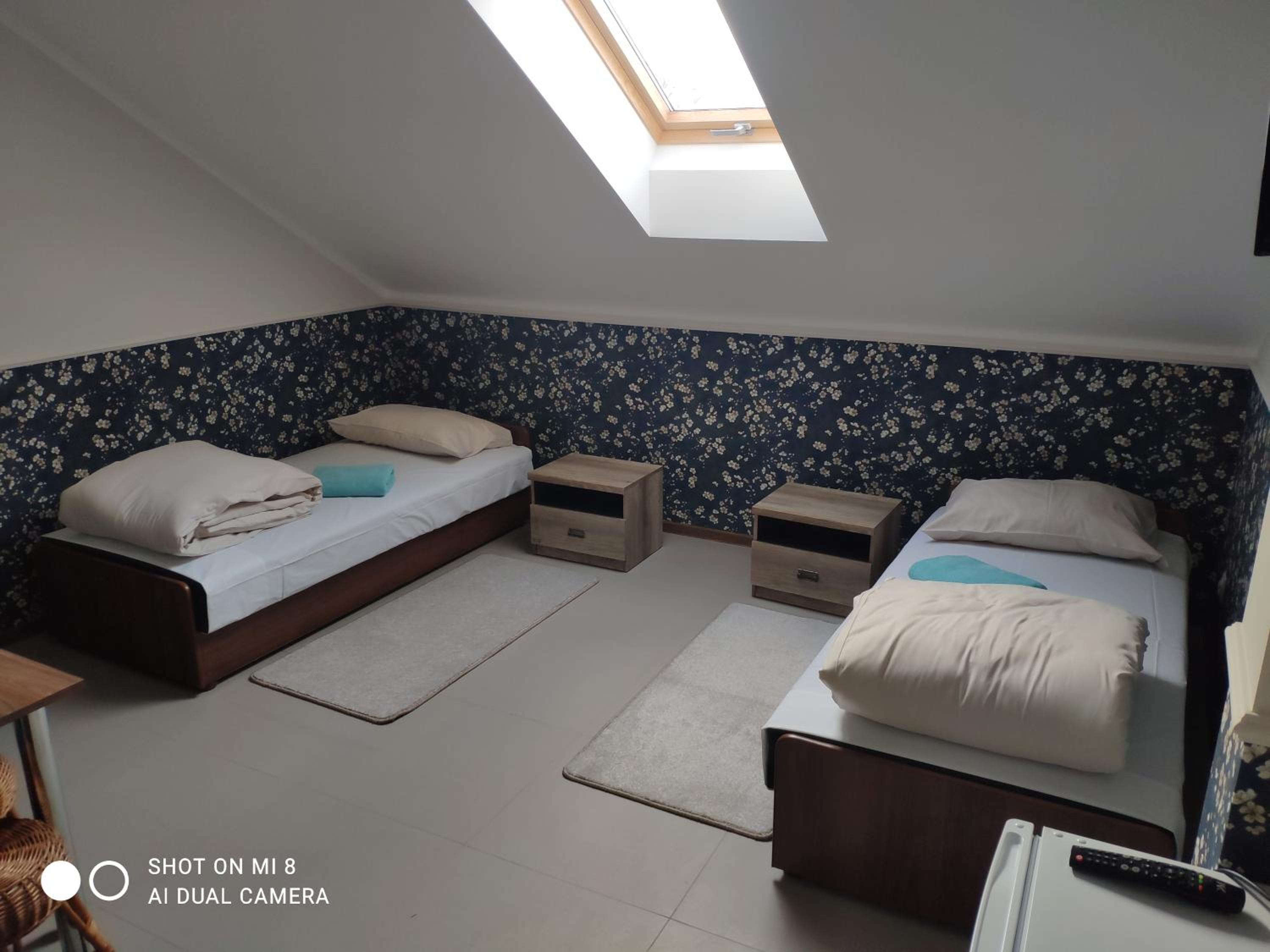 Large Twin Room - Photo 9