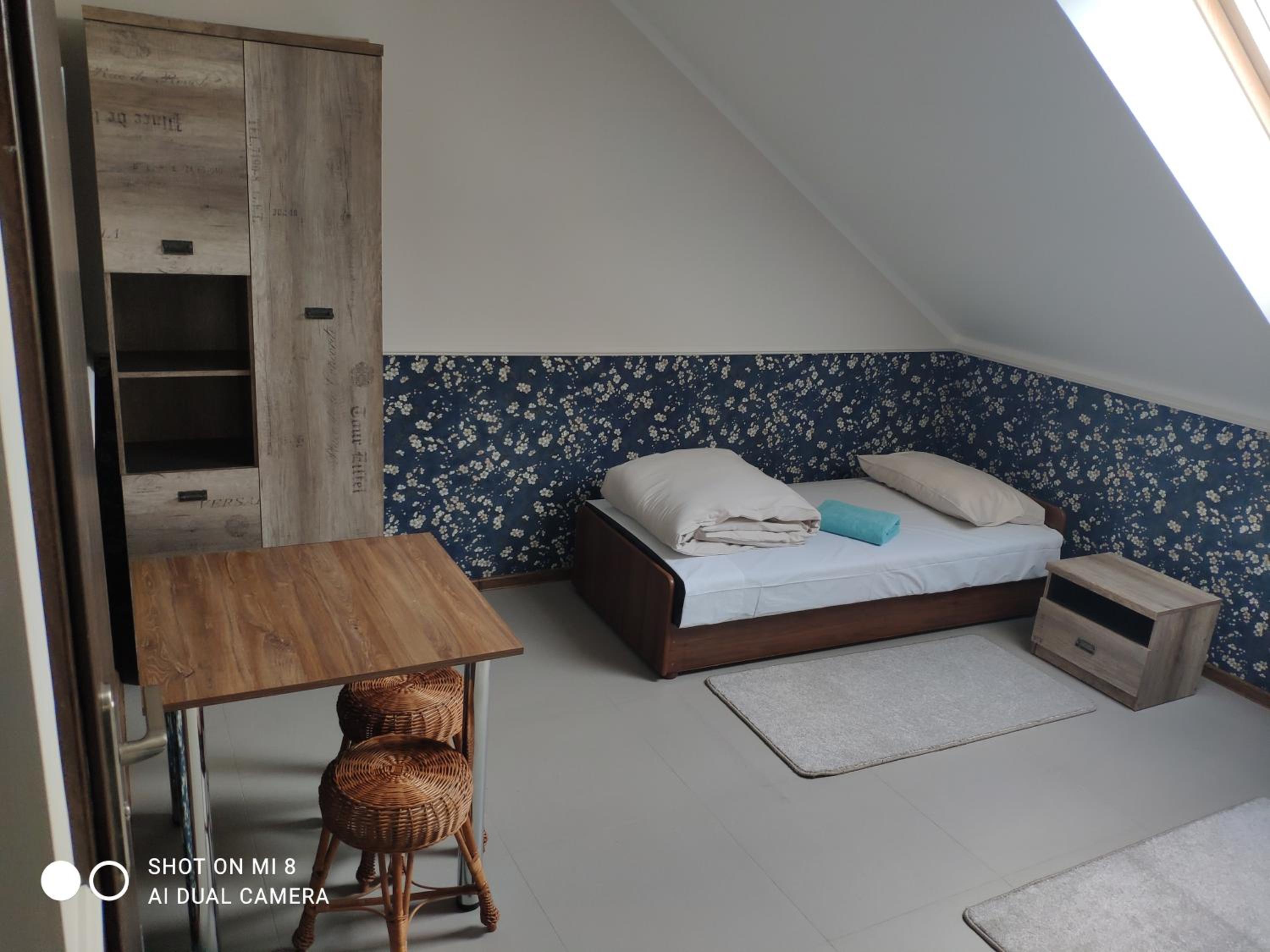Large Twin Room - Photo 10