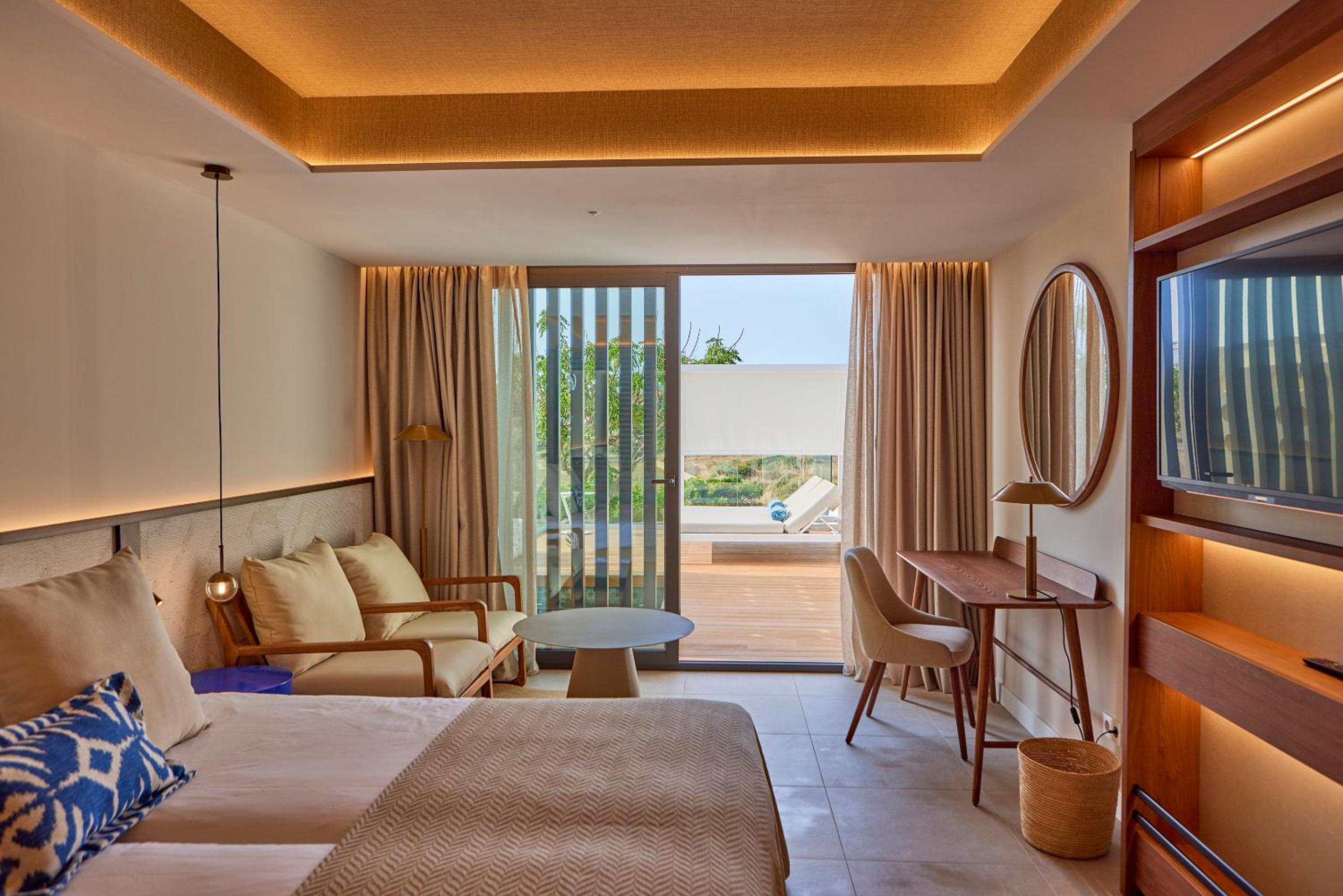 Junior Suite with Private Pool and Side Sea View