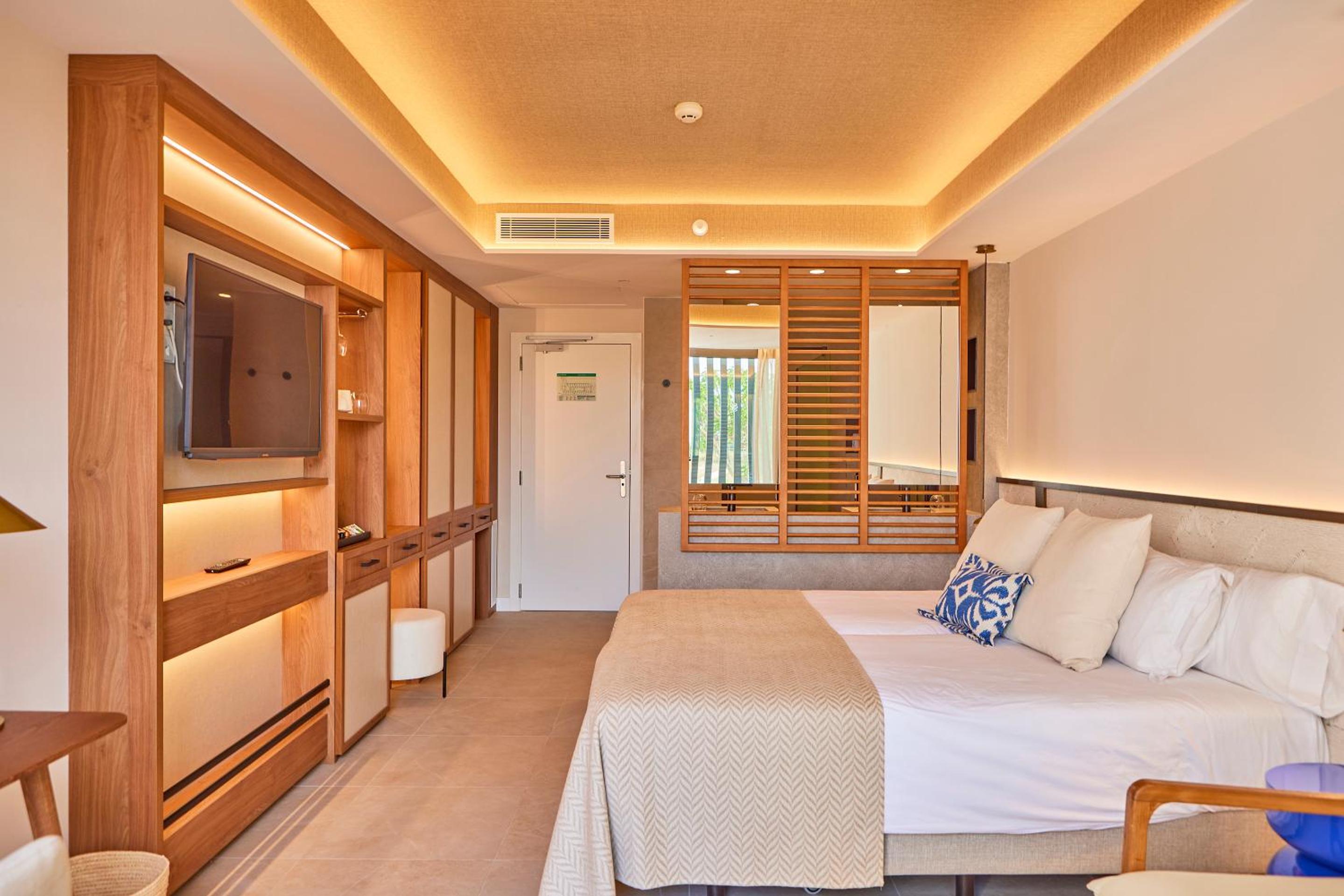 Junior Suite with Private Pool and Side Sea View thumbnail 5