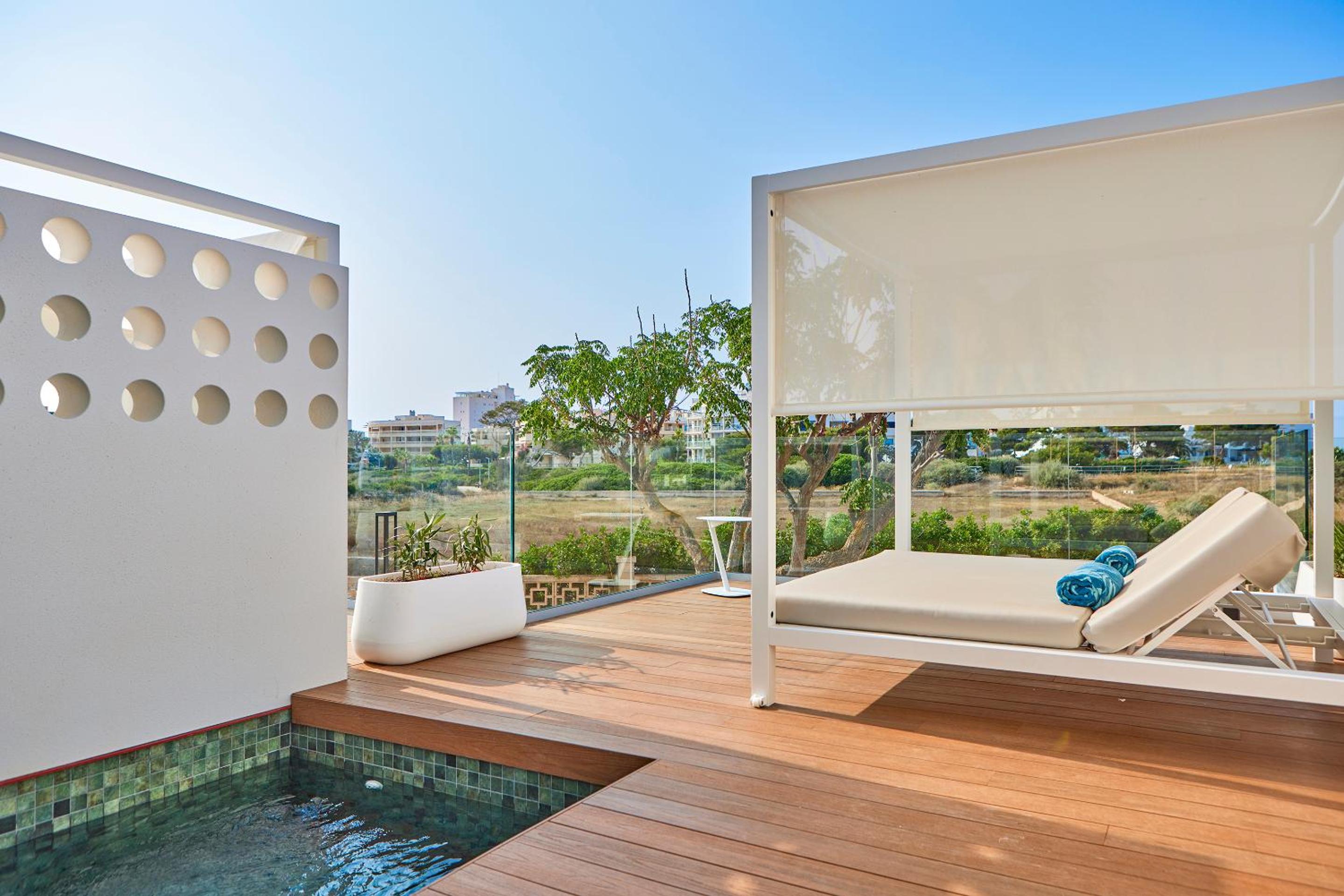 Junior Suite with Private Pool and Side Sea View