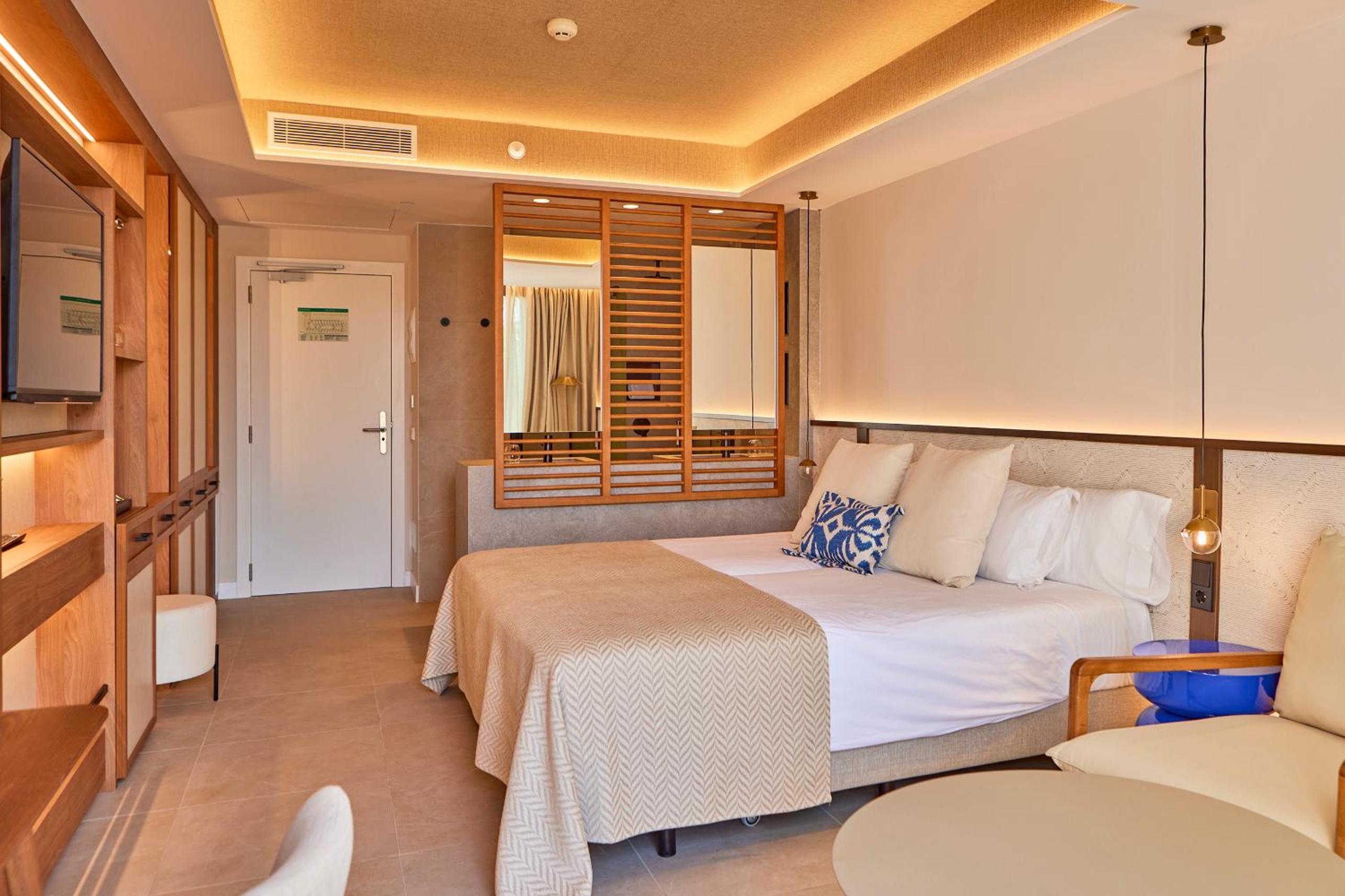 Junior Suite with Private Pool and Side Sea View