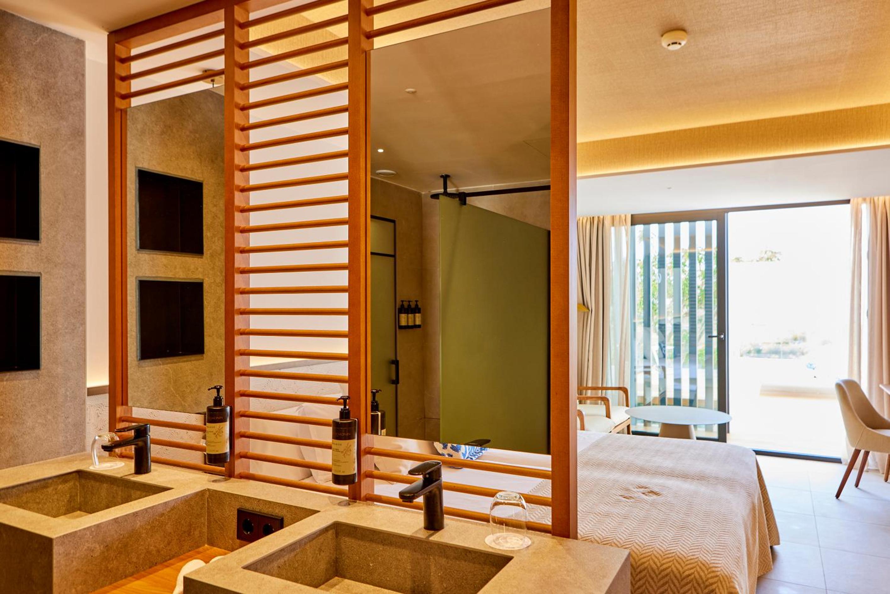 Junior Suite with Private Pool and Side Sea View thumbnail 6