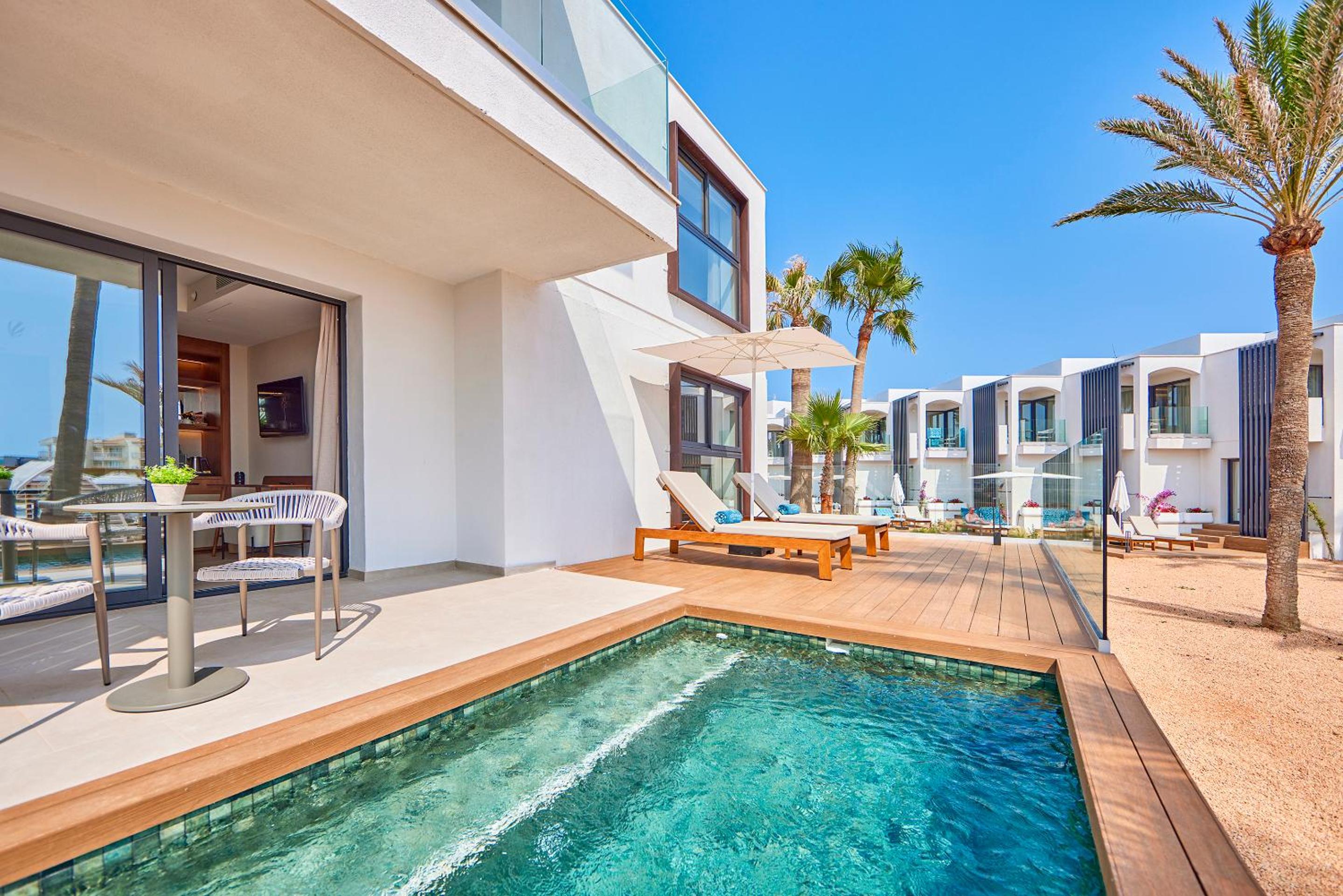 Suite with Private Pool and Sea View
