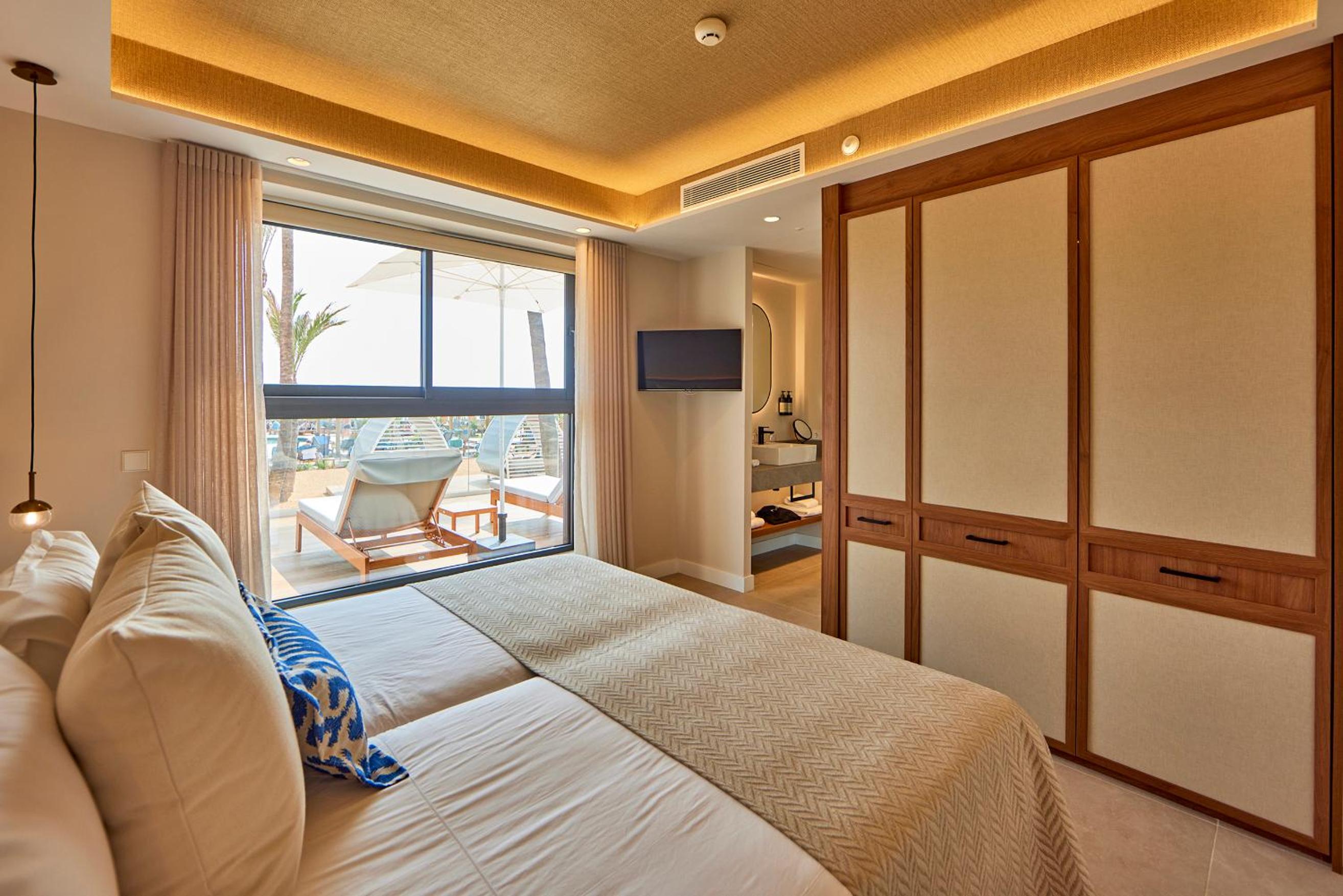 Suite with Private Pool and Sea View thumbnail 5