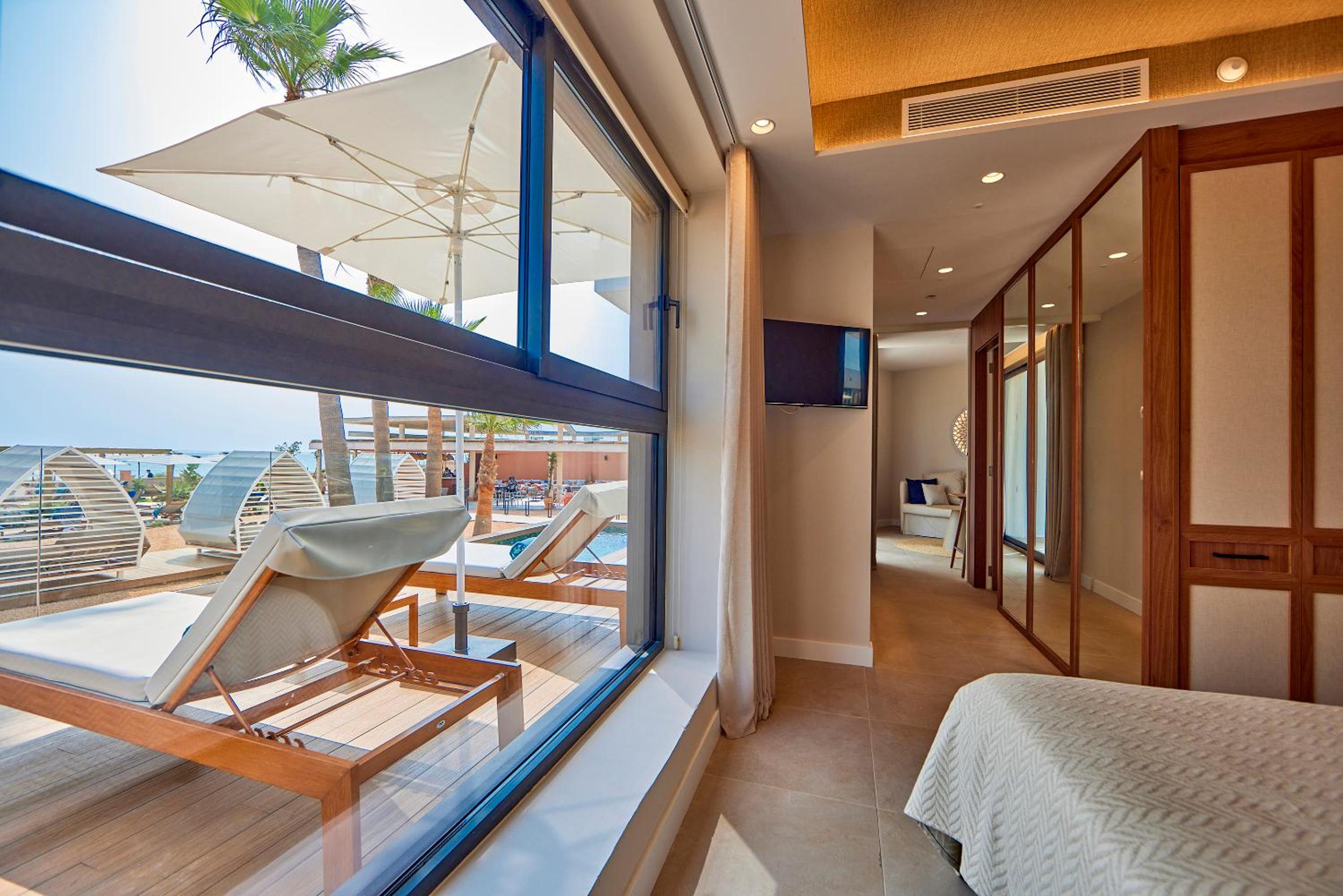 Suite with Private Pool and Sea View