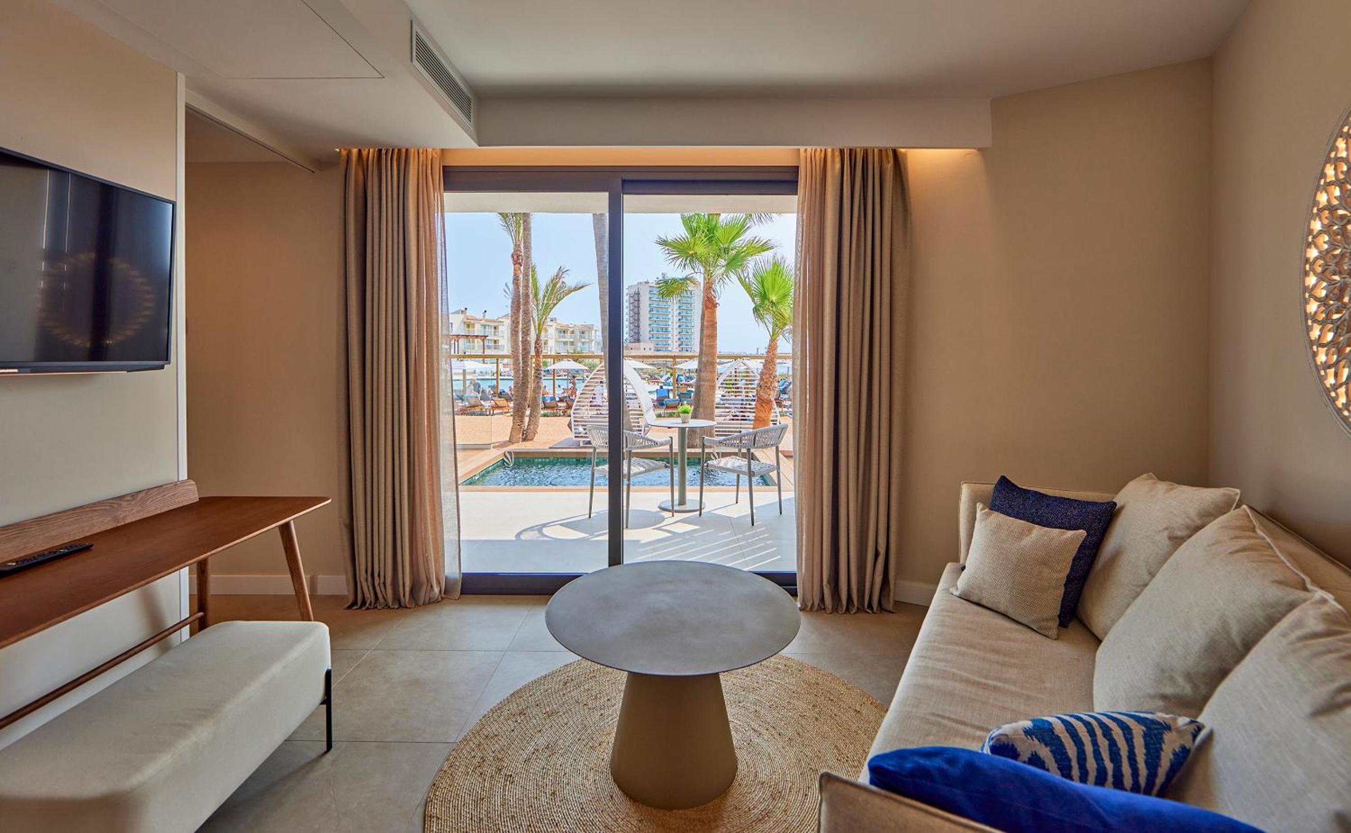 Suite with Private Pool and Sea View