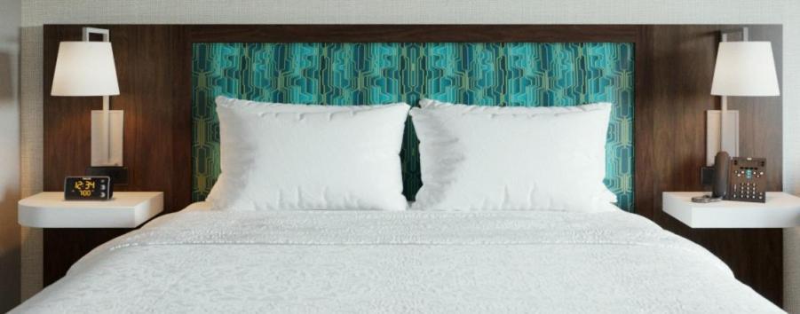 King Room with Roll-In Shower - Mobility and Hearing Access/Non-Smoking - Photo 4