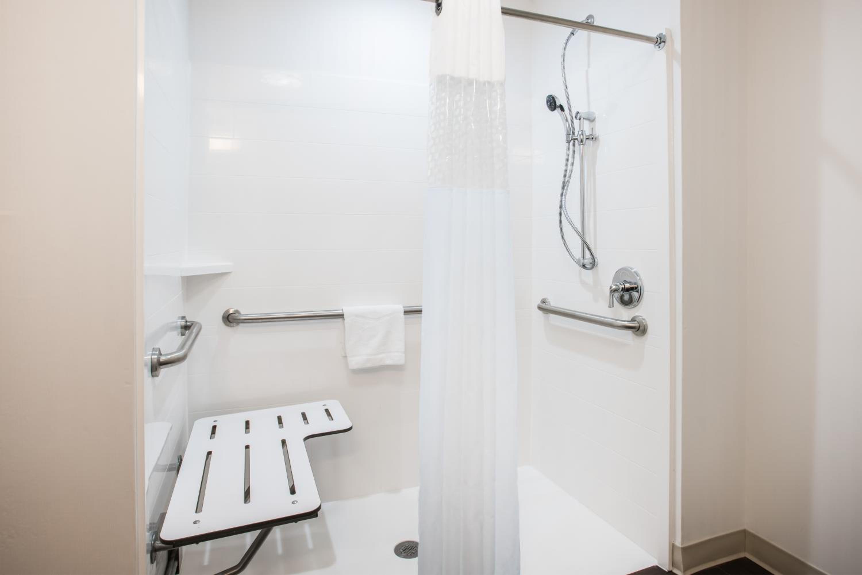 King Room with Roll-In Shower - Mobility and Hearing Access/Non-Smoking - Photo 5
