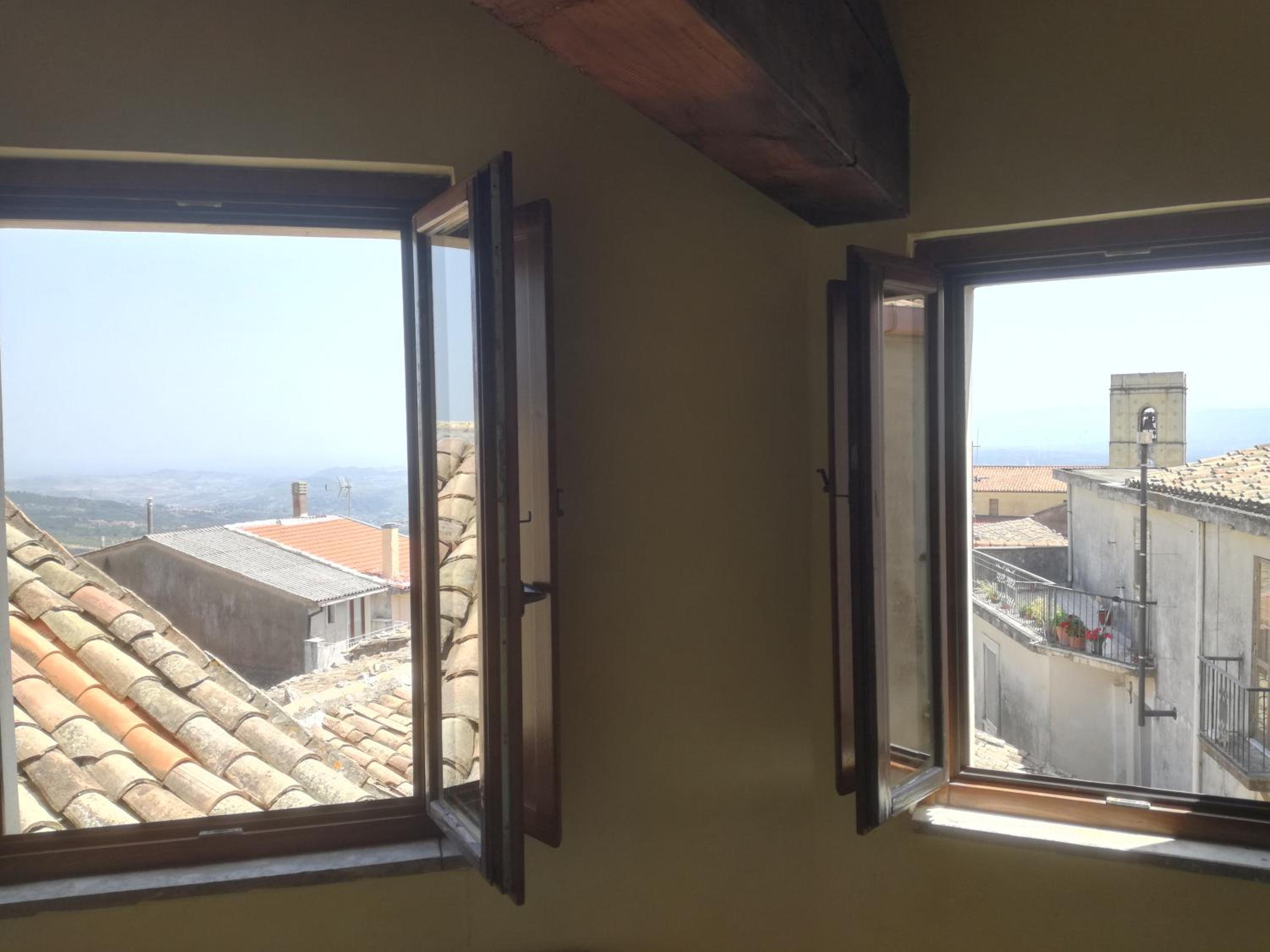 Four-Bedroom Apartment with Balcony  photo 3