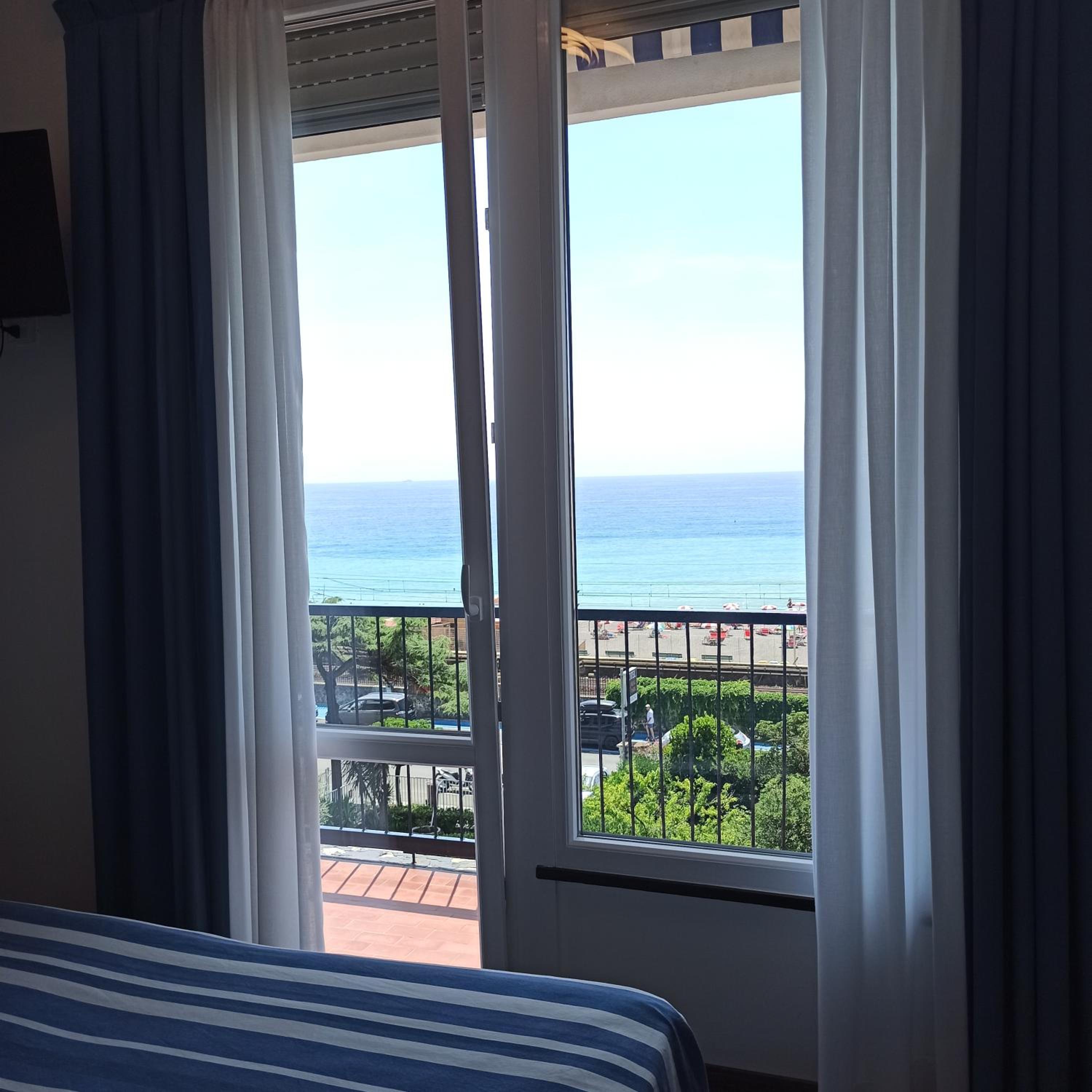 Double or Twin Room with Sea View photo 2