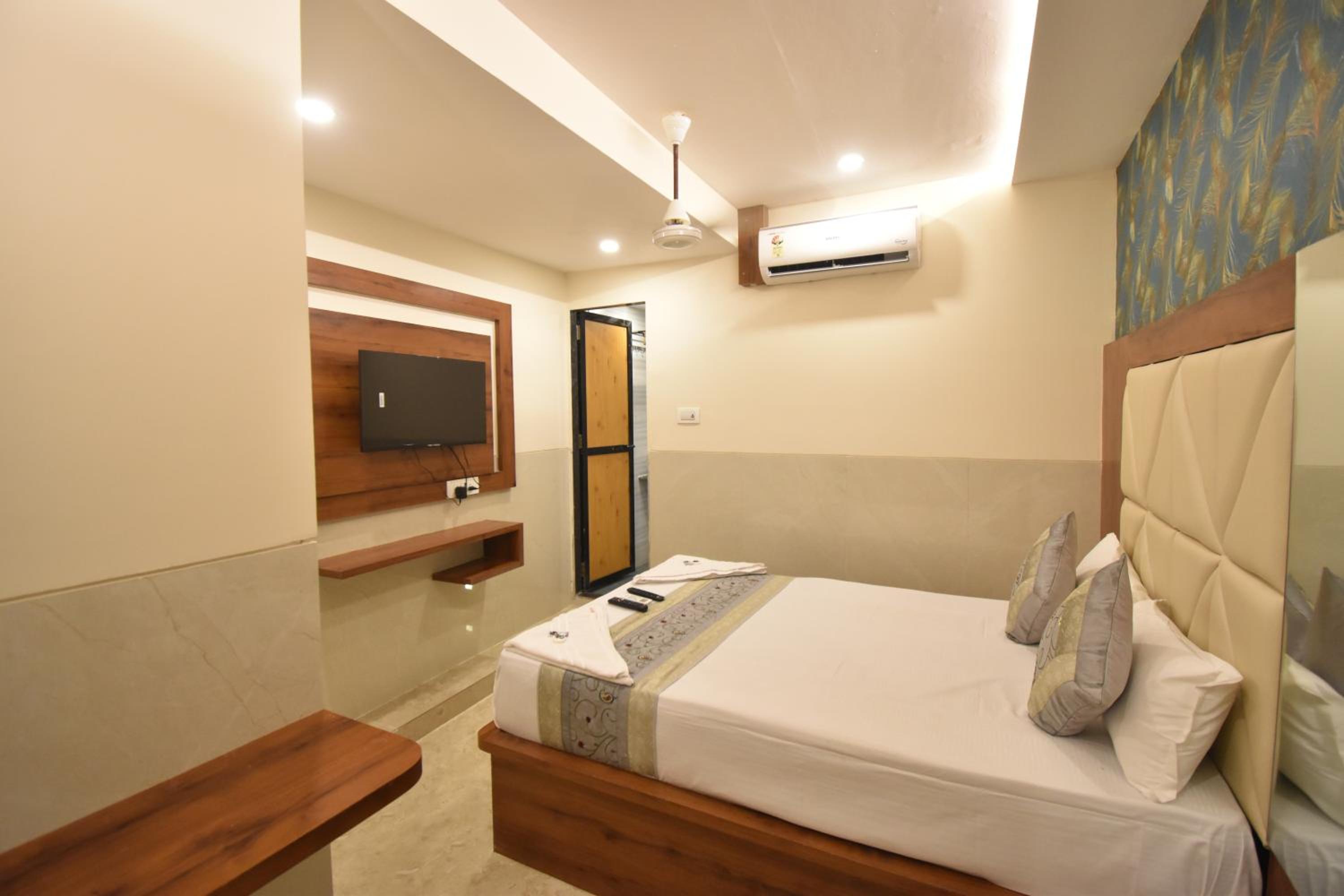 Deluxe Room - Photo 11